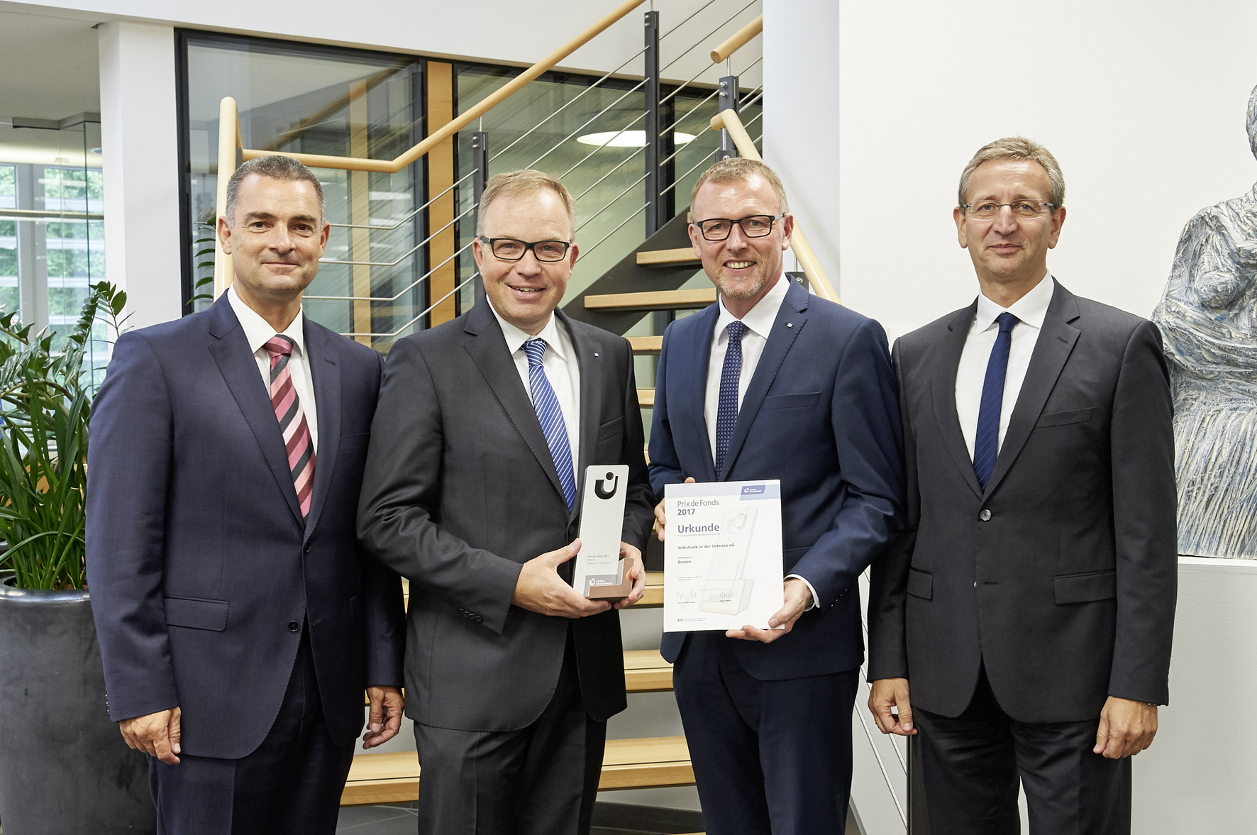Christian Köhler (Union Investment) gemeinsam mit Markus Dauber und Clemens Fritz (Vorstand Volksbank in der Ortenau) sowie Jürgen Stiletto (Union Investment) bei der Verleihung des „Prix de Fonds“ in Bronze (v. l.)