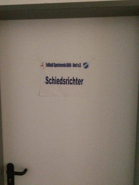 Wie lange dient der Raum hinter dieser Tür noch für lizenzierte Schiris in den unteren Fußballklassen? | Foto: Martin Röderer
