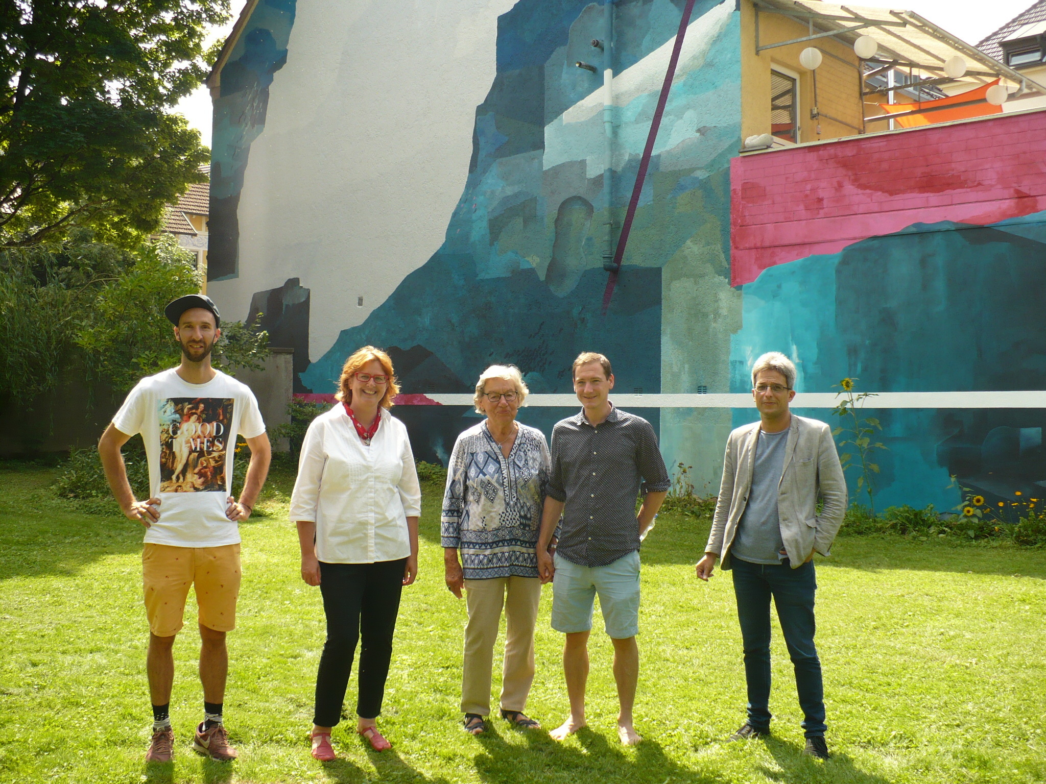 Sie freuen sich über die "Freiheit" an der Hauswand: Elias Errerd, Carmen Lötsch, Elfriede Mundinger, Johannes Mundinger und Martin Sander (v. l.).