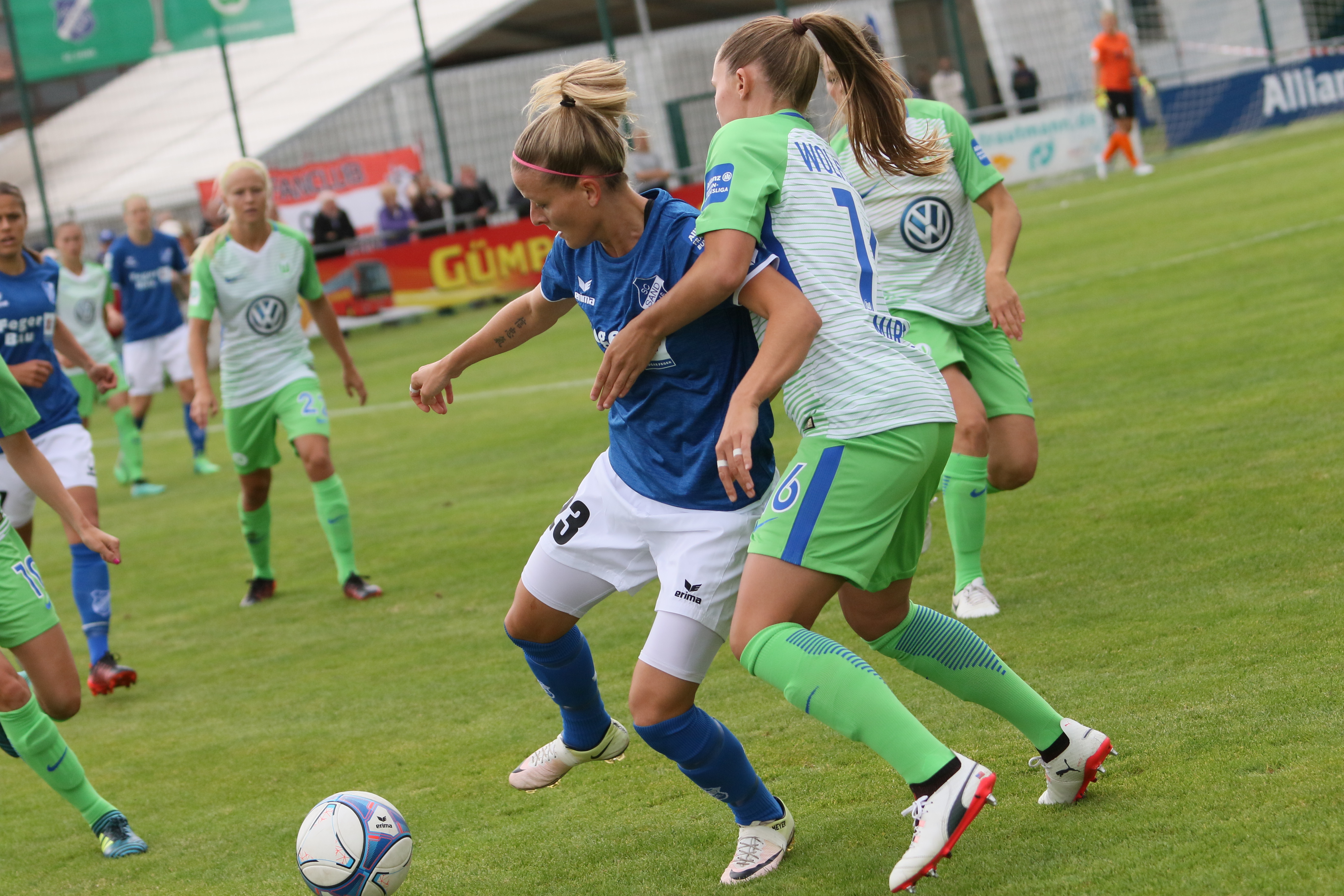 Der SC Sand (blaues Trikot) verlor das Spitzenspiel gegen den VFL Wolfsburg mit 0:4.