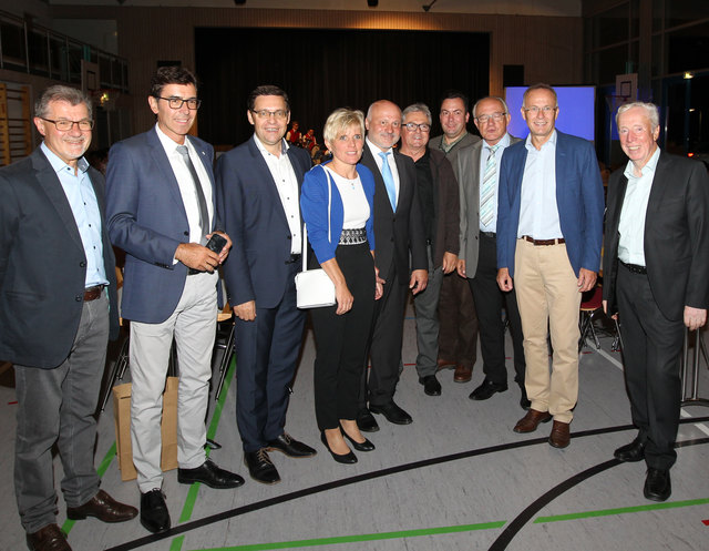 Das Ergebnis der Bürgermeiserwahl in Seebach feierten unter anderem Klaus-Peter Mungenast (von links), Bernd Siefermann, Klaus Muttach, Carmen Schmälzle, der wiedergewählte Reinhard Schmälzle, Georg Schmitt, Andreas Moll, Gerhard Bär, Wolfgang Reinholz und Günter Gallwitz miteinander. | Foto: dh