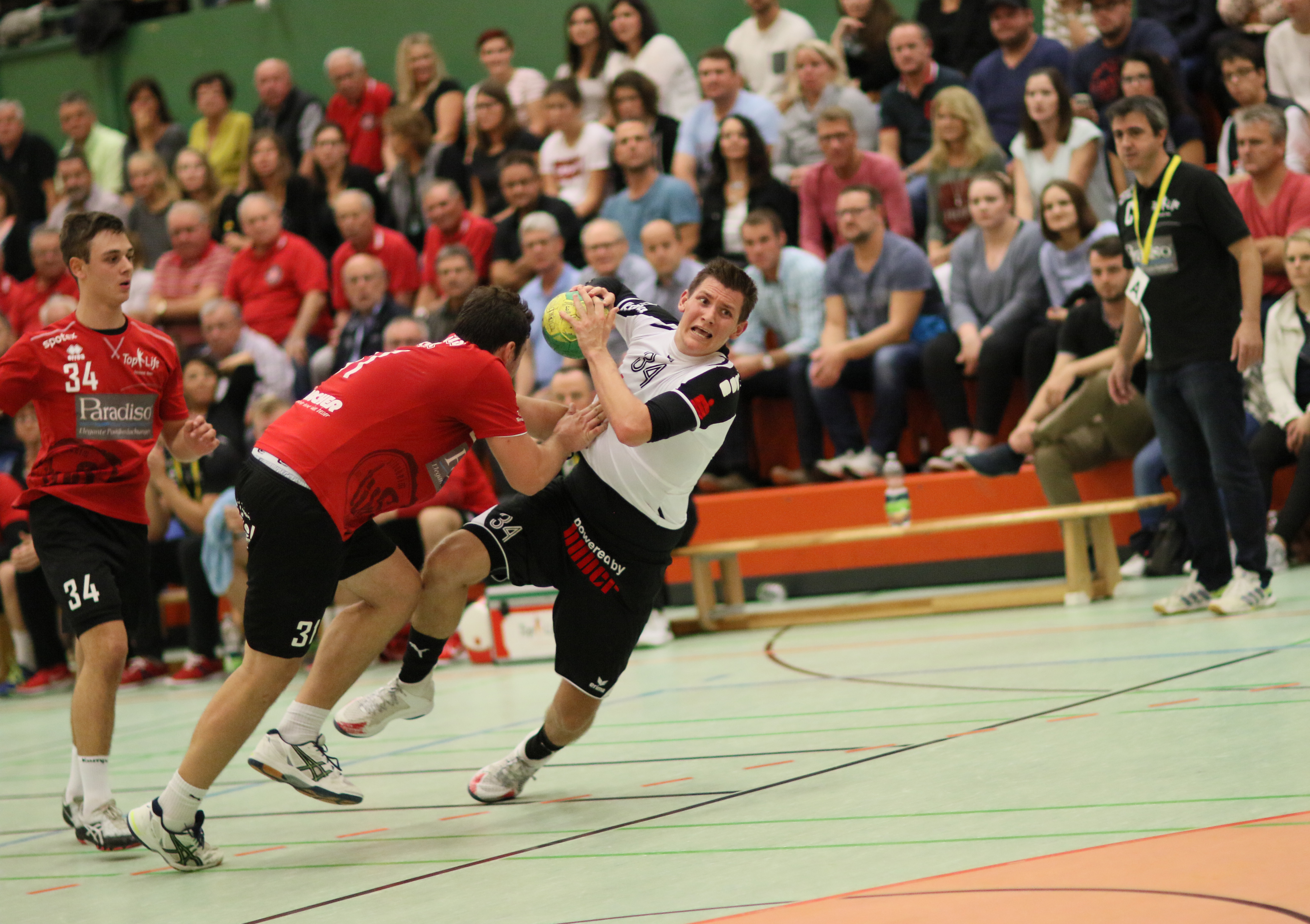 Packende Szenen gab es im Ortenauderby zwischen dem Hedos Elgersweier (weißes Trikot) und dem Tus Altenheim, das 19:19 endete.