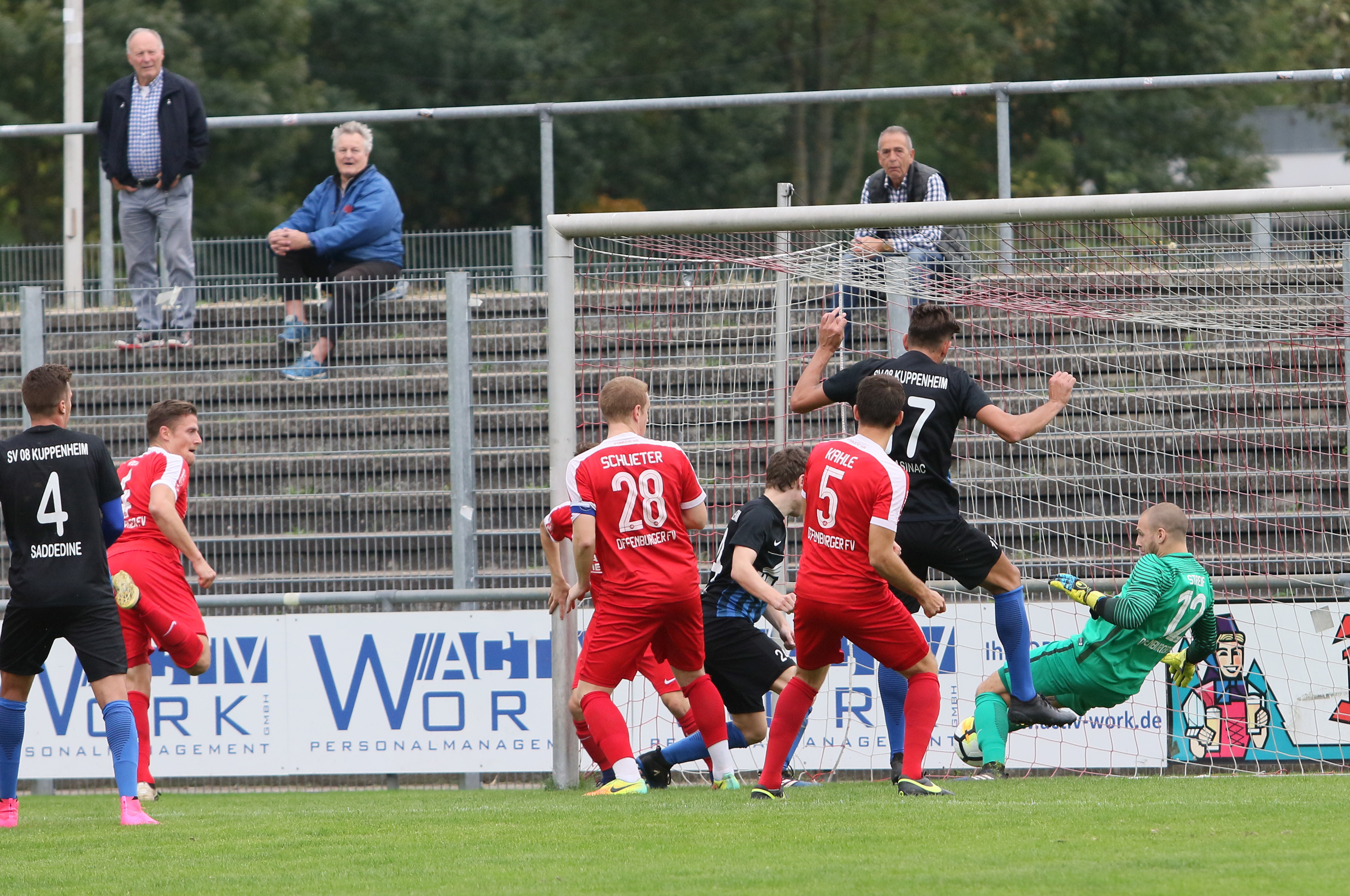 In den Strafräumen spielten sich packende Szenen ab. Am Ende holte der Offenburger FV (rotes Trikot) noch einen Punkt.