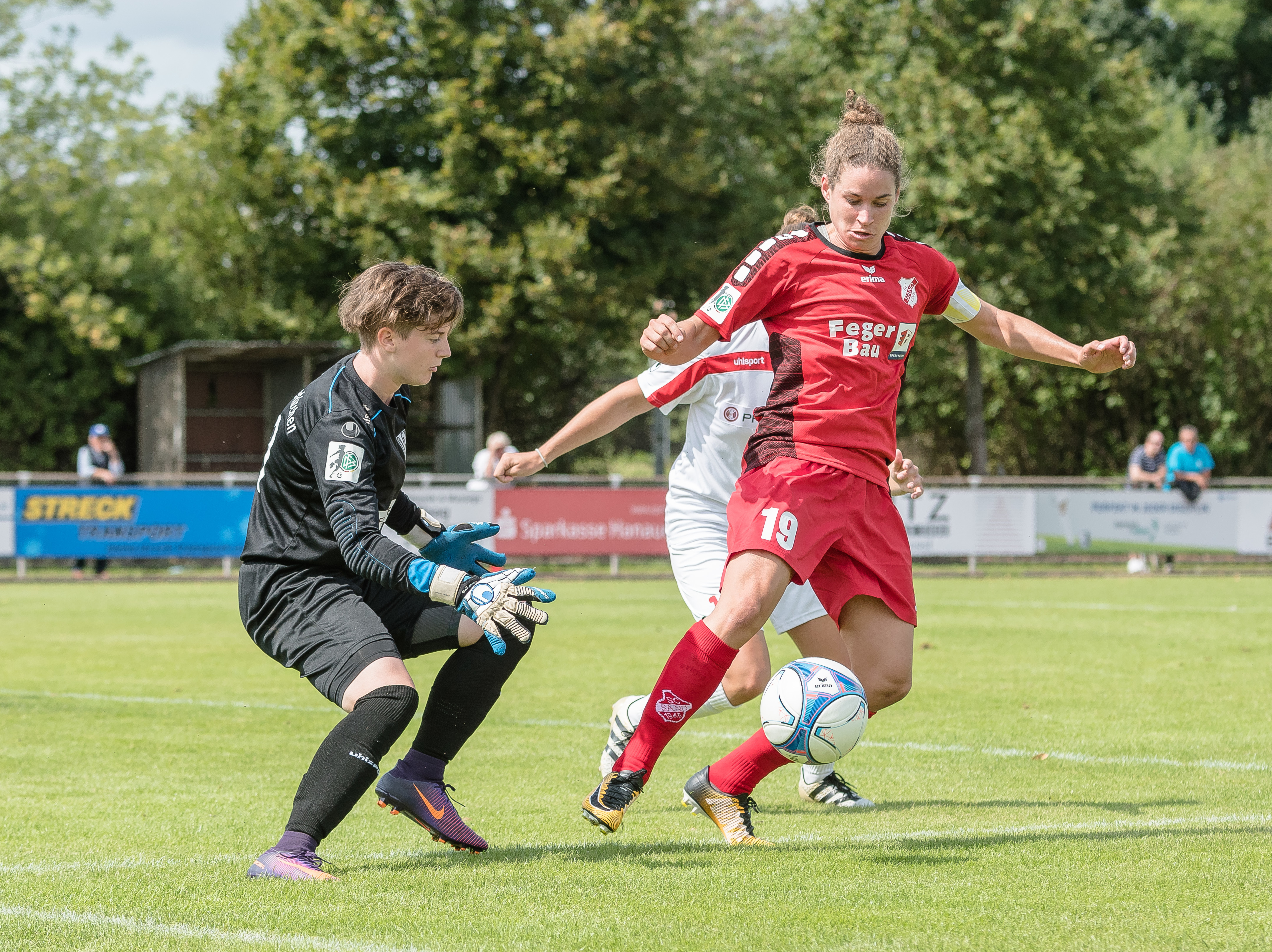 Schwungvoll wollen die Sander Frauen (rotes Trikot) heute im Heimspiel Essen besiegen.