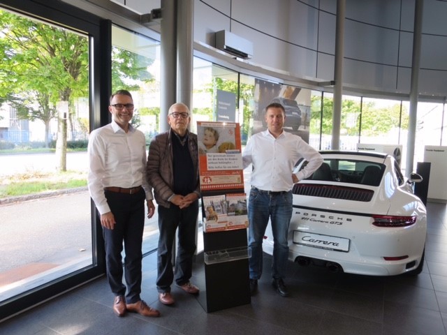 Peter Benz, Geschäftsführer Porsche Zentrum Offenburg, Wolfgang L. Obleser, Vorstandsmitglied Förderverein für krebskranke Kinder e.V. Freiburg und daneben Frank Hurst, Verkaufsleiter im Porsche Zentrum.