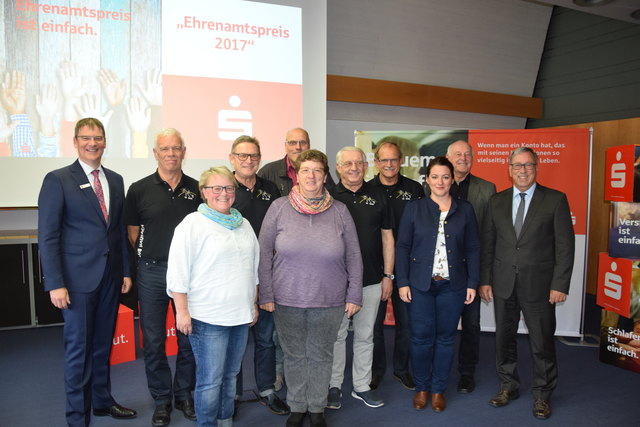 Sparkassenchef Bernd Jacobs (links), die Jury sowie die drei Favoriten für den Ehrenamtspreis | Foto: cao
