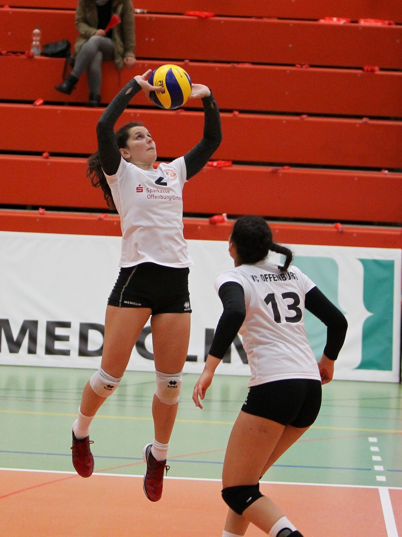 Johanna Ewald (links), Zuspielerin mit Erstligaerfahrung, ist beim zweiten Spiel des VC Offenburg in der Regionalliga dabei.