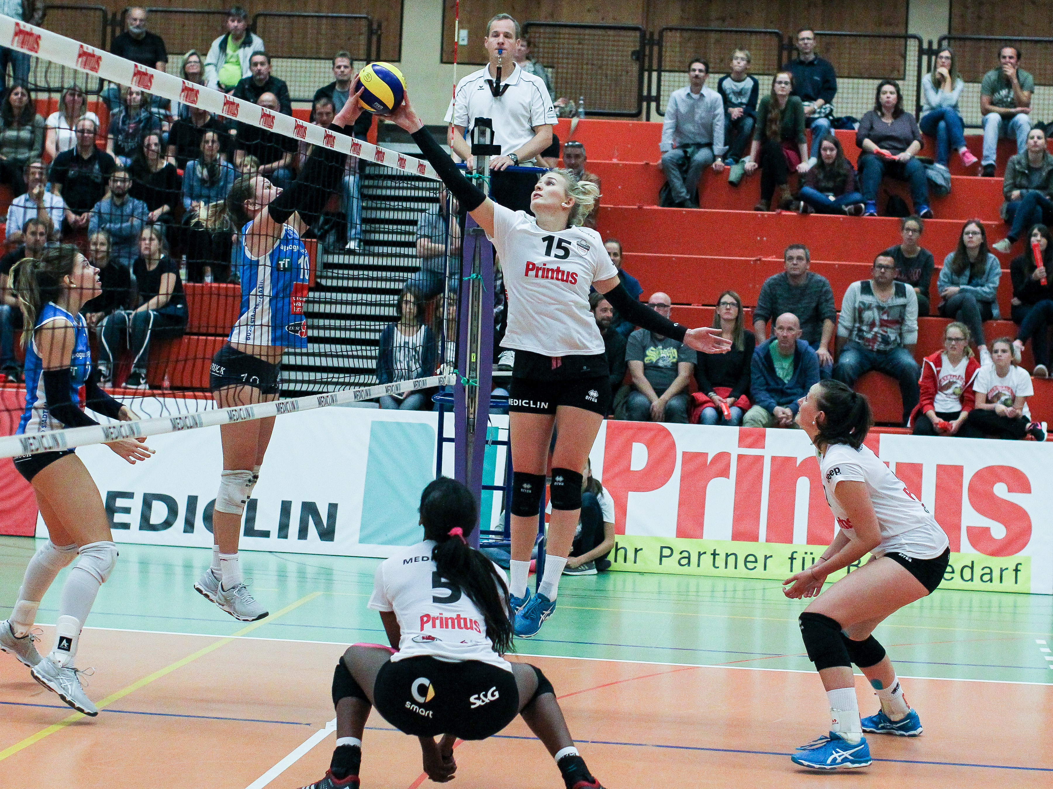 Für die Zweitliga-Volleyballerinnen des VC Offenburg (in Weiß) steht am Samstag die Heimpremiere in der neuen Saison an.