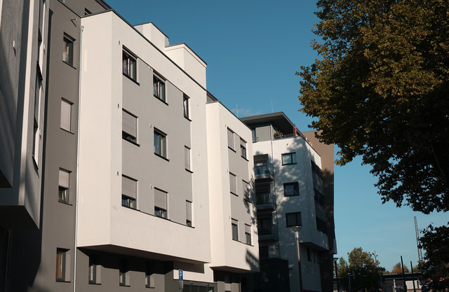 Ansicht aus der Schulstraße: Realisiert für eine Summe von 12,5 Millionen Euro, beherbergt die Villa Europa neben 48 Mietwohnungen auch zwei Geschäfte, eine Sparkassenfiliale sowie die Verbraucherschlichtungsstelle. | Foto: Stadt Kehl