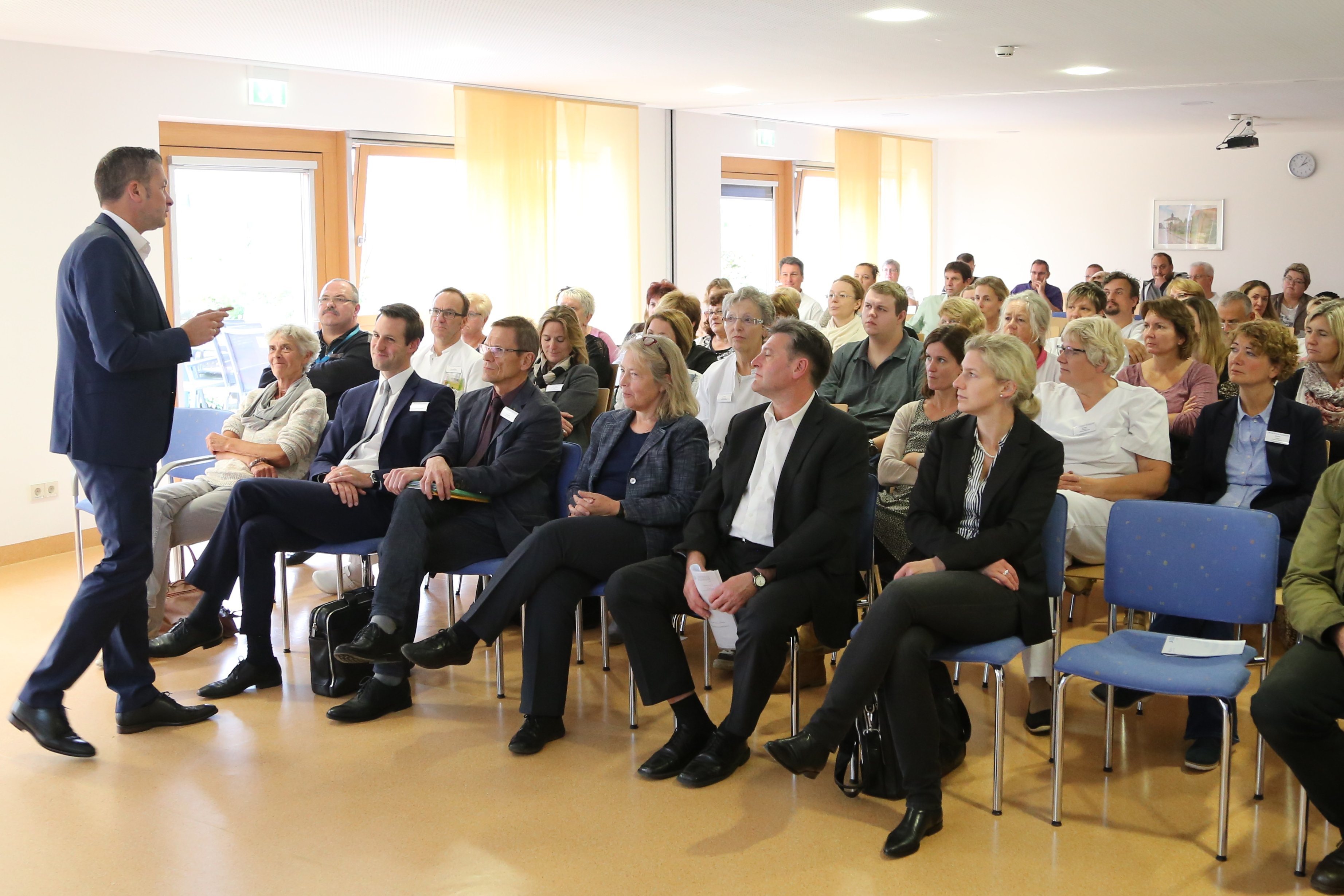 Ortenau Klinikum-Geschäftsführer Christian Keller (l.) in der Informationsveranstaltung für Beschäftigte des Ortenau-Klinikums