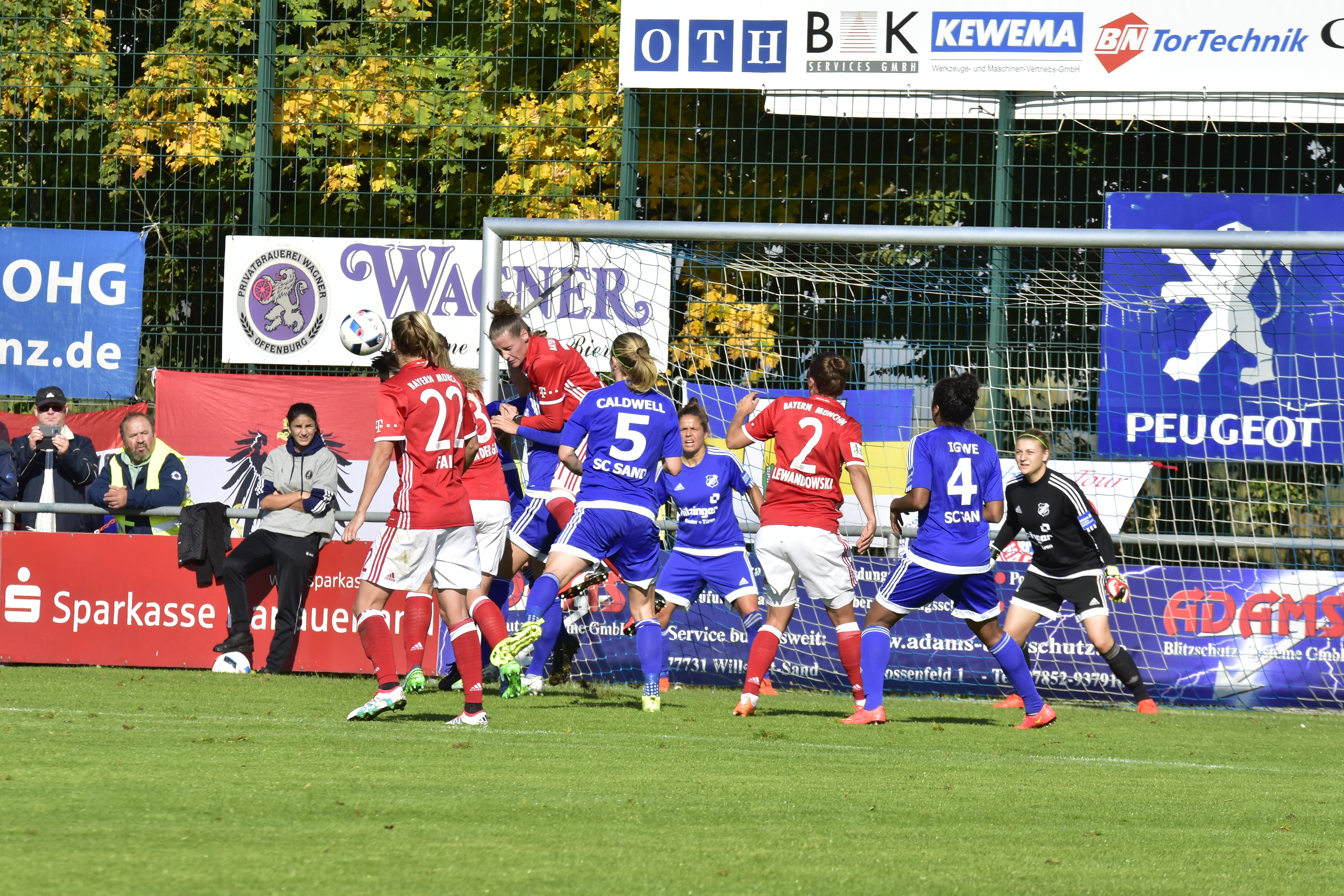 Auf die Abwehr der Bundesligamannschaft des SC Sand (blaues Trikot) kommt heute beim Spiel gegen Bayern München wieder viel Arbeit zu.