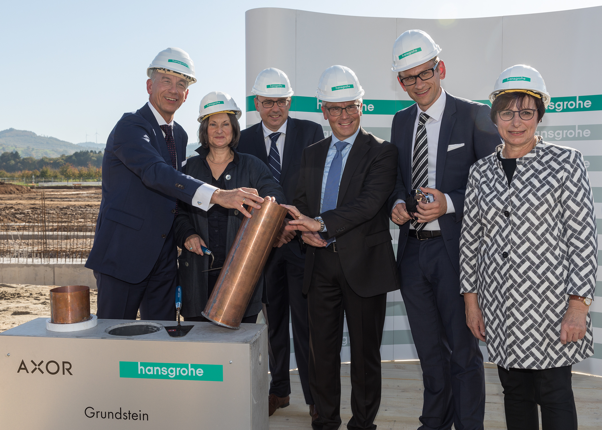 Grundstein gesetzt (v. l.): Thorsten Klapproth (Vorstandsvorsitzender Hansgrohe), Bärbel Schäfer (Regierungspräsidentin), Frank Semling, Reinhard Mayer und Frank Schnatz (alle Vorstand Hansgrohe) und
Edith Schreiner (Oberbürgermeisterin)