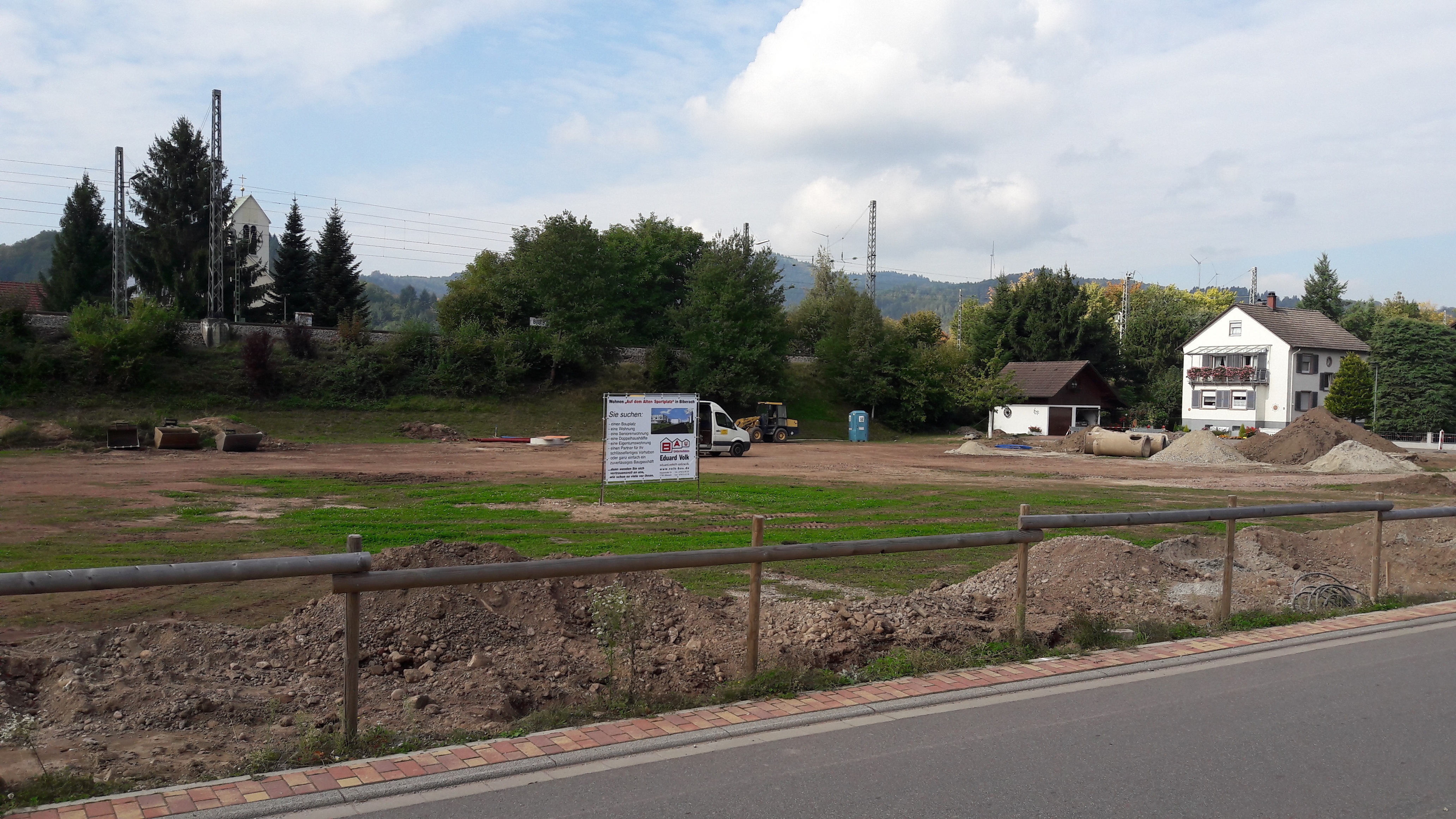 Die Vorarbeiten auf dem "Alten Sportplatz" in Biberach sind bereits in vollem Gange.