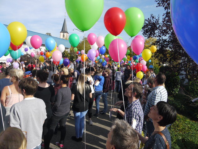 Die Bewohner der Diakonie Kork, Beschäftigte der Hanauerland Werkstätten, Patienten aus den Epilepsiekliniken, Schüler des Oberlin-Schulverbundes und Mitarbeiter ließen am Dienstag über 400 bunte Luftballons mit persönlichen Wünschen in die Luft steigen. | Foto: Diakonie Kork