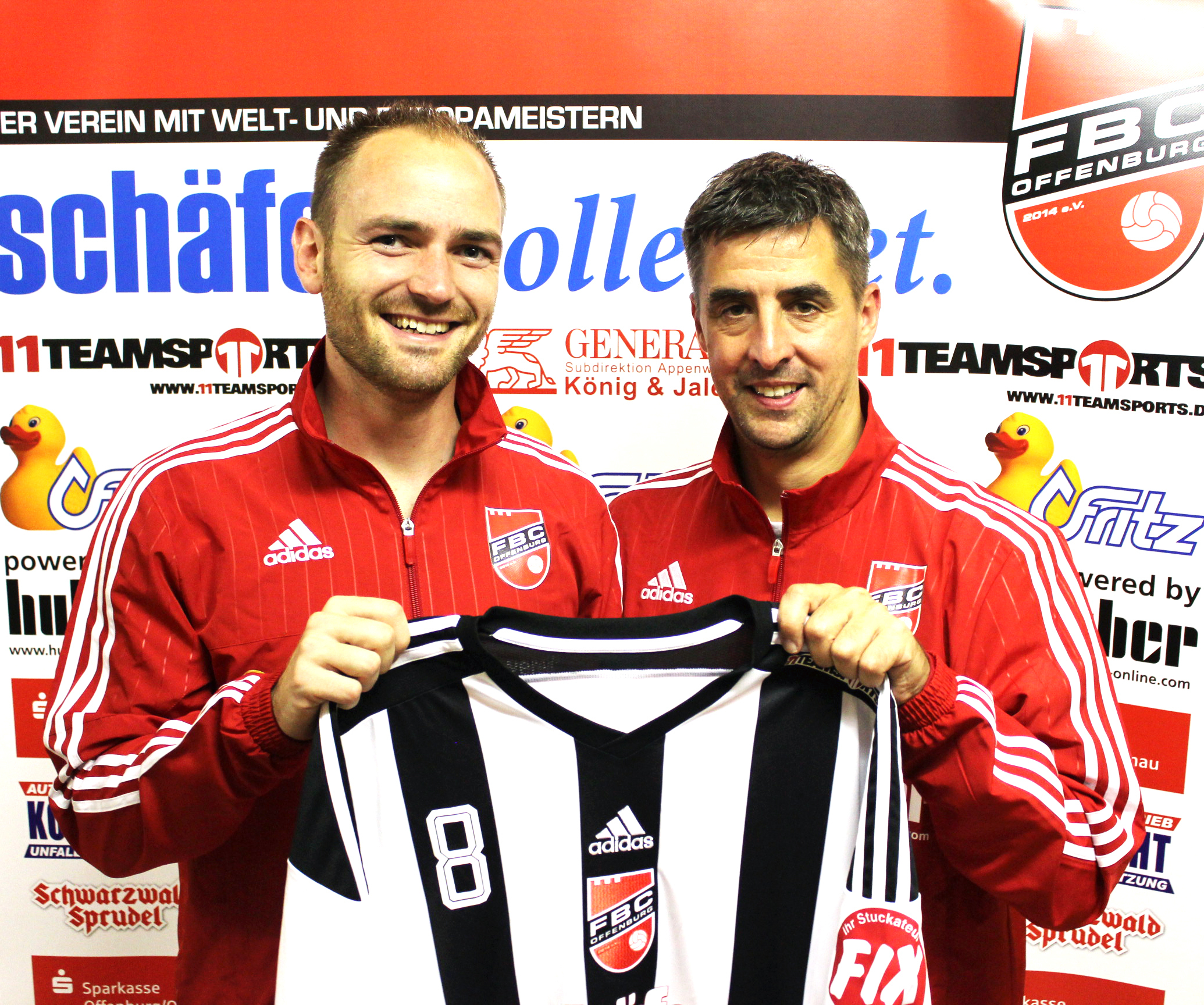Oliver Späth (links) streift sich künftig das Trikot des FBC Offenburg über, welches im Vereinsvorsitzender Ralf Herp überreicht.
