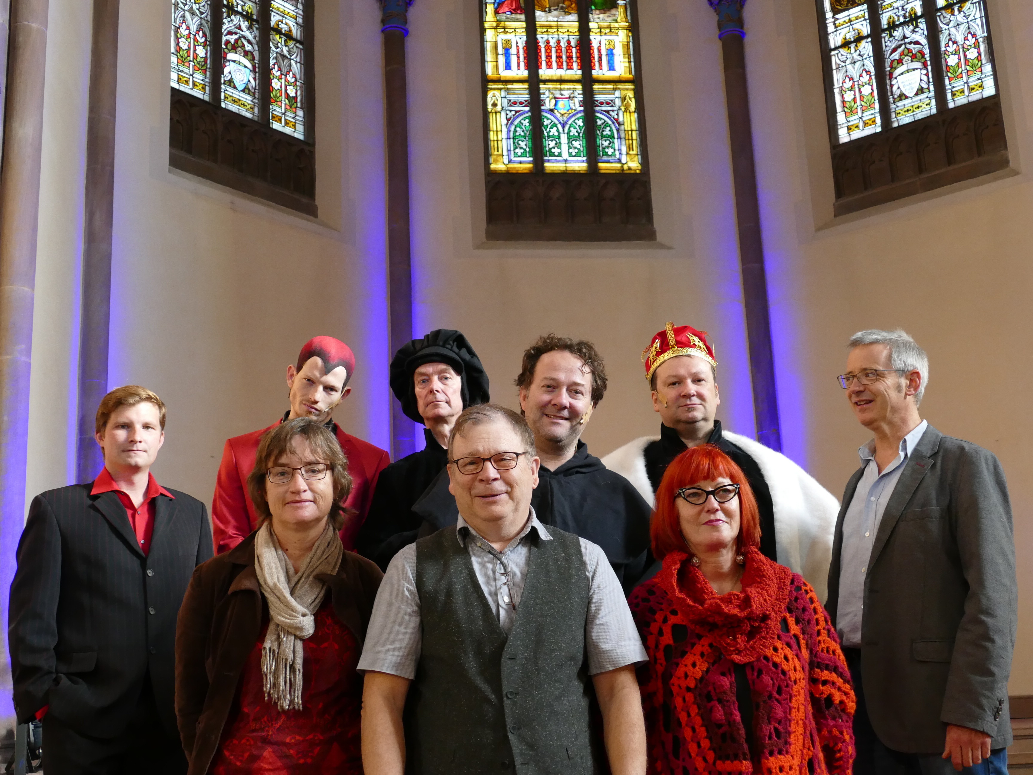 Das "BAAL novo"-Ensemble und die kirchlichen Gastgeber – vorne v. l.: Claudia Roloff (Pfarrerin), Tilmann Krieg (Autor), Diana Zöller (Regisseurin); hinten v. l.: Max Siegmund (Musiker), Benjamin Wendel (Belial), Edzard Schoppmann (Melanchton), Hendrik Pape (Martin Luther), Guido Schumacher (von Staupitz) und Christian Kühlewein-Roloff (Pfarrer)
