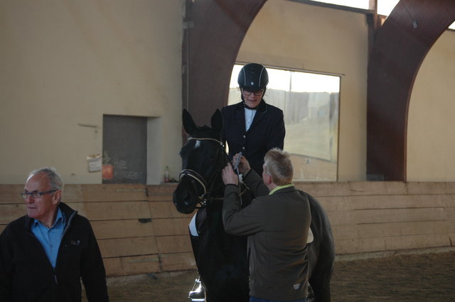 Dieter Zapf, 1. Vorstand und Richter Gerhard Reichenbach bei der Siegerehrung in der A-Dressur | Foto: Sandra Oehler