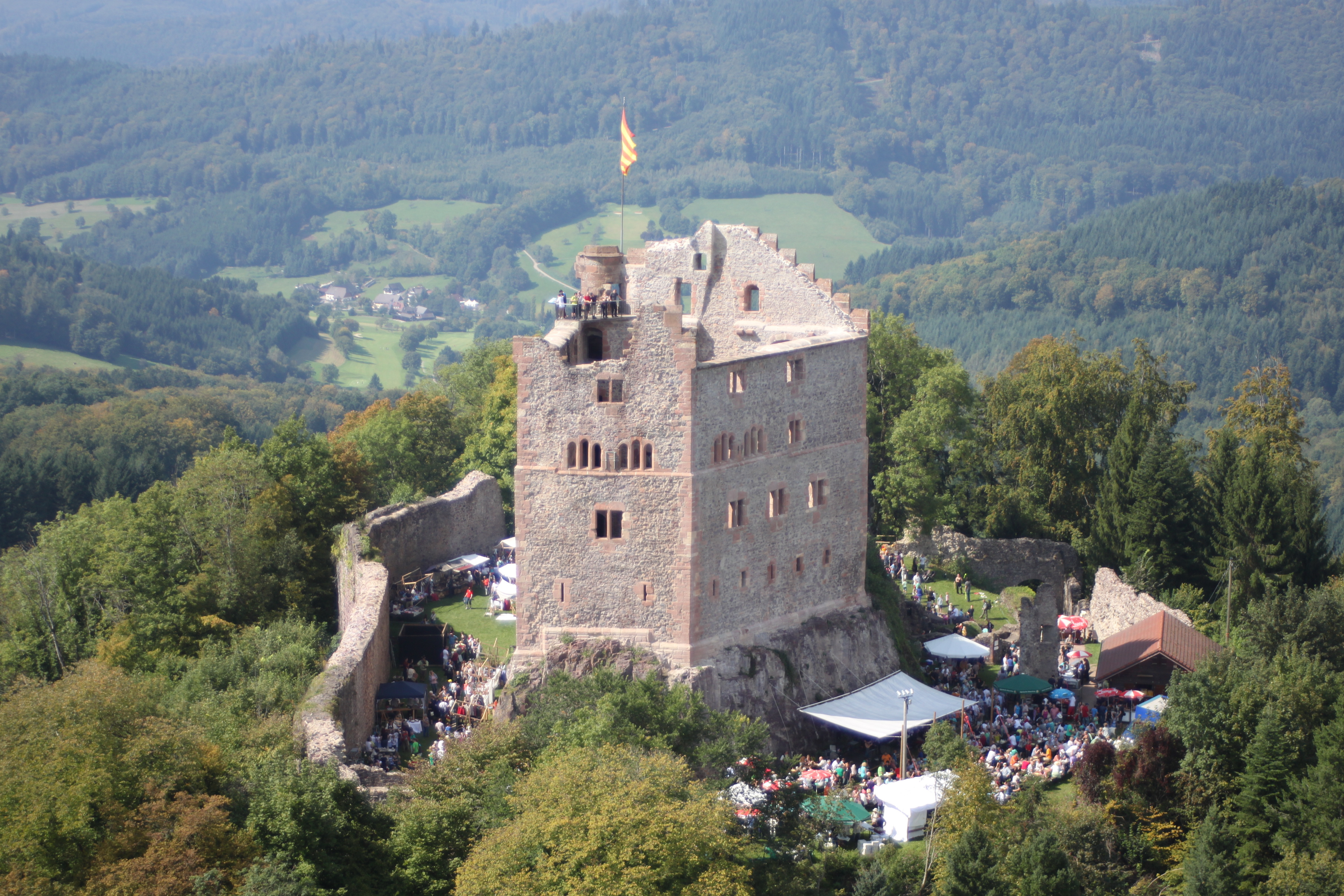 Die Erlöse des jährlichen Burgfestes dienen dem Erhalt der Hohengeroldseck.