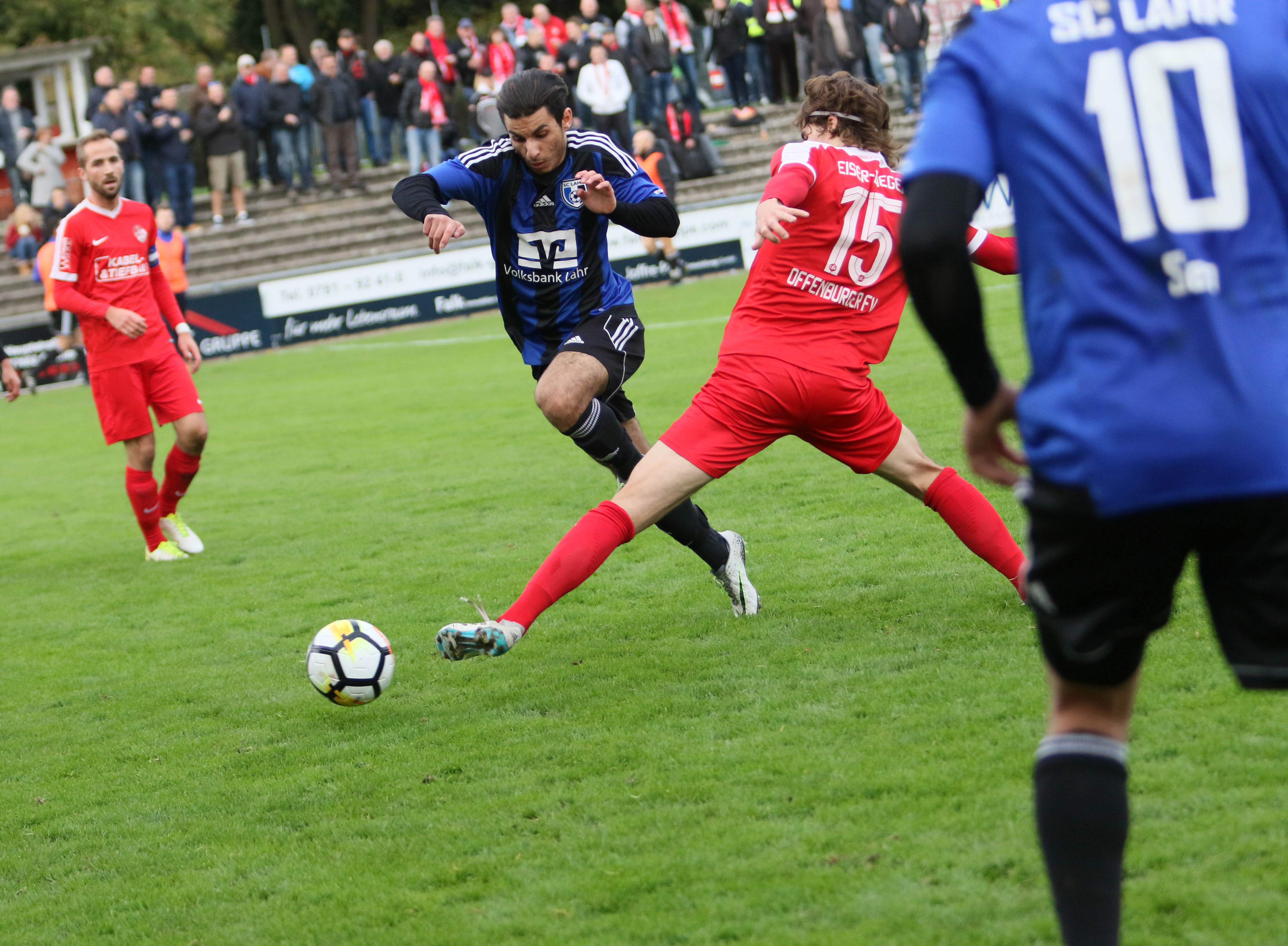 Packende Szenen bekamen die 650 Zuschauer beim Ortenauderby zwischen dem OFV (rotes Trikot) und Lahr zu sehen.