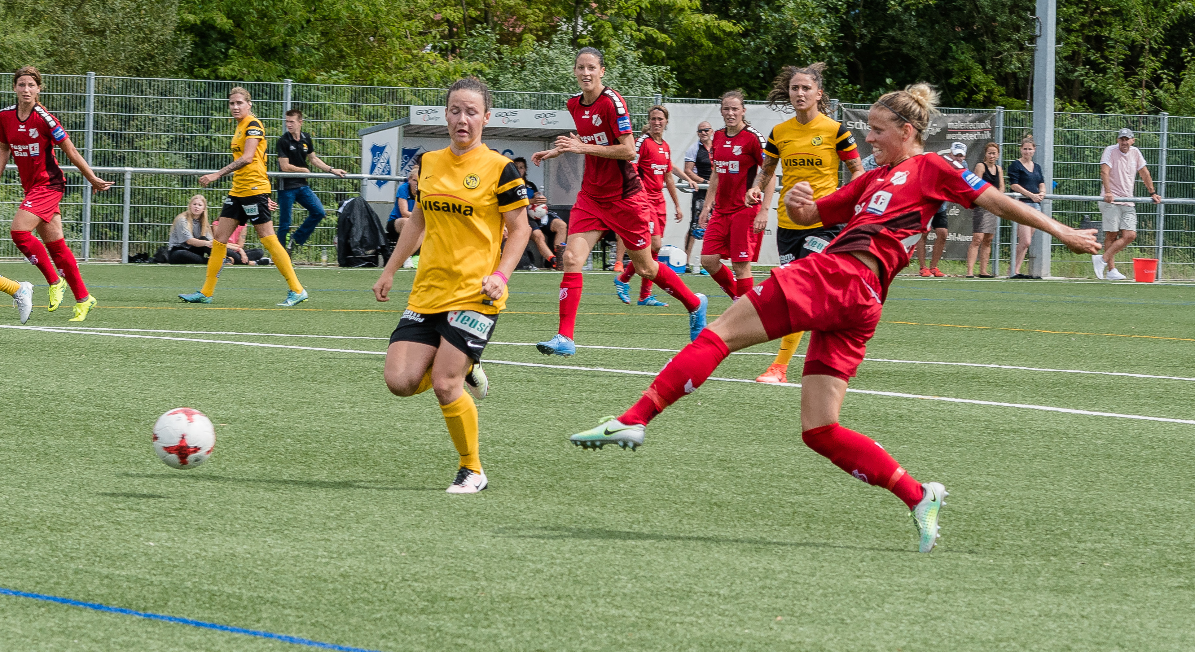 So druckvoll wie hier Jana Vojtekova (rechts) im Spiel gegen Young Boys Bern, will der SC Sand heute gegen den 1. FC Köln spielen.