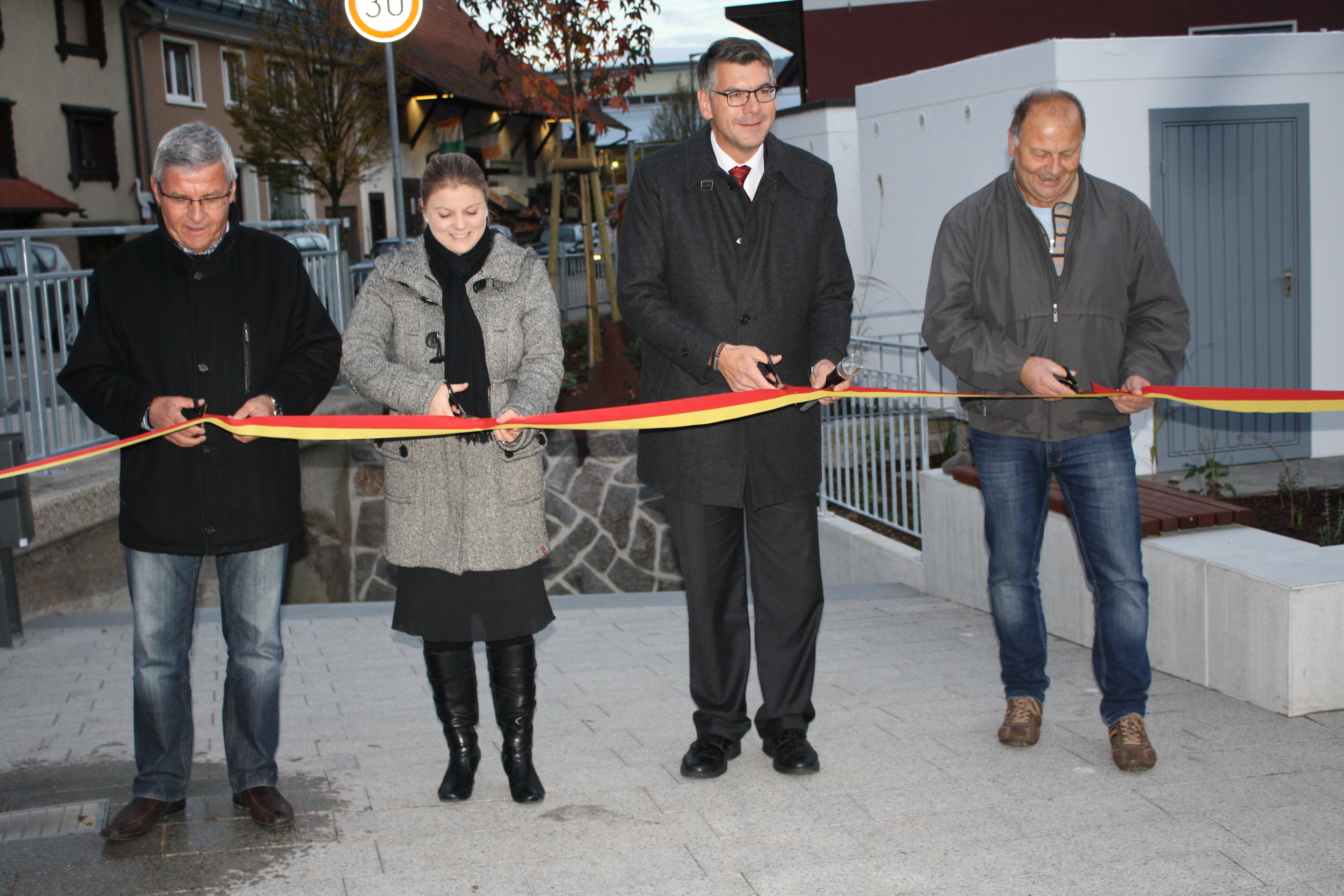 Manfred Feyrer vom Ingenieurbüro Spieth, Stefanie Hummel von der Volksbank Mittlerer Schwarzwald, Steinachs Bürgermeister Frank Edelmann und Bauleiter Wilhelm Grießbaum (v. l.) bei der offiziellen Einweihung des Adlerplatzes.