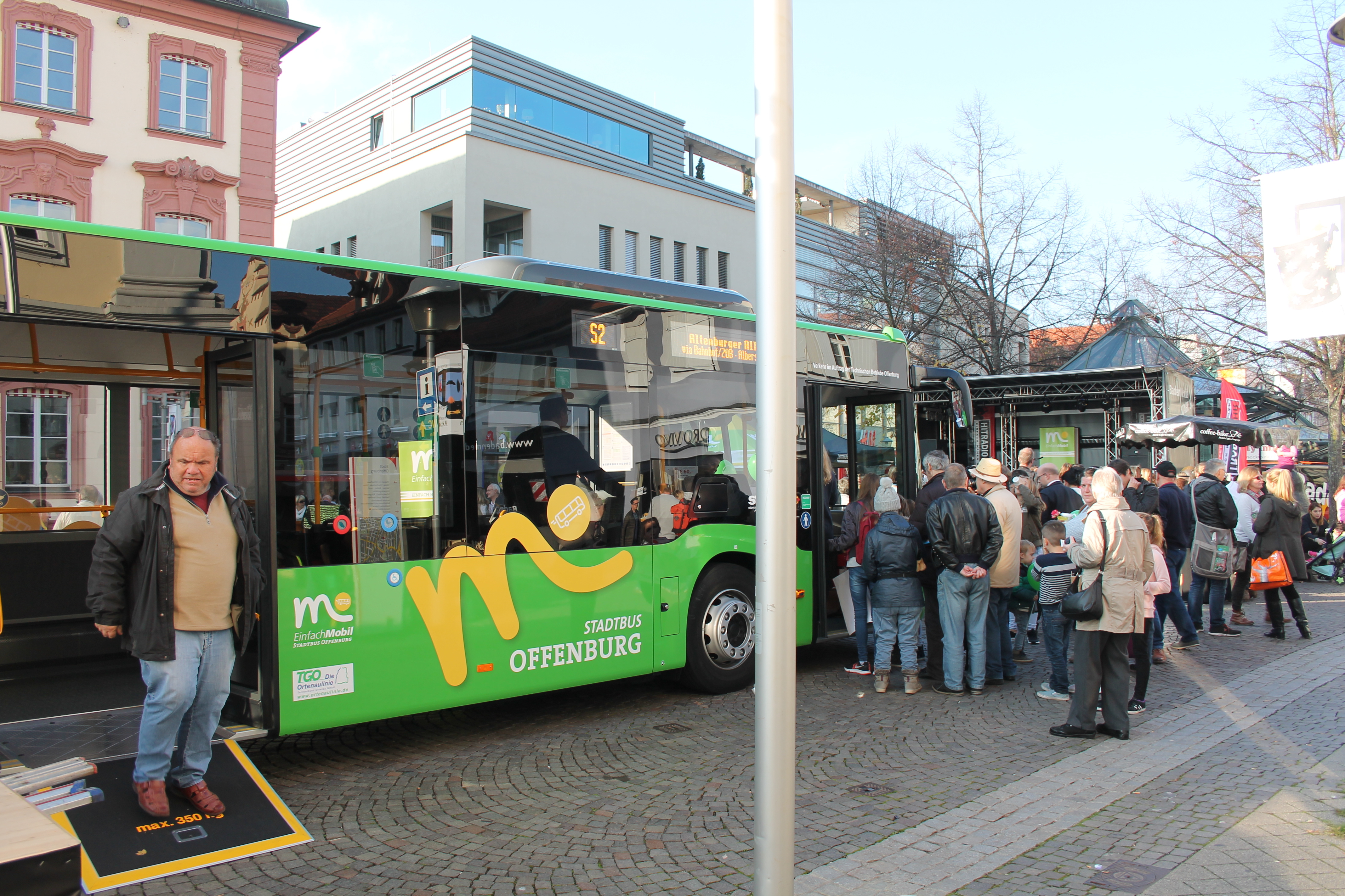 Probesitzen im neuen Stadtbus: beim Eröffungsfest am Freitag vor dem Rathaus