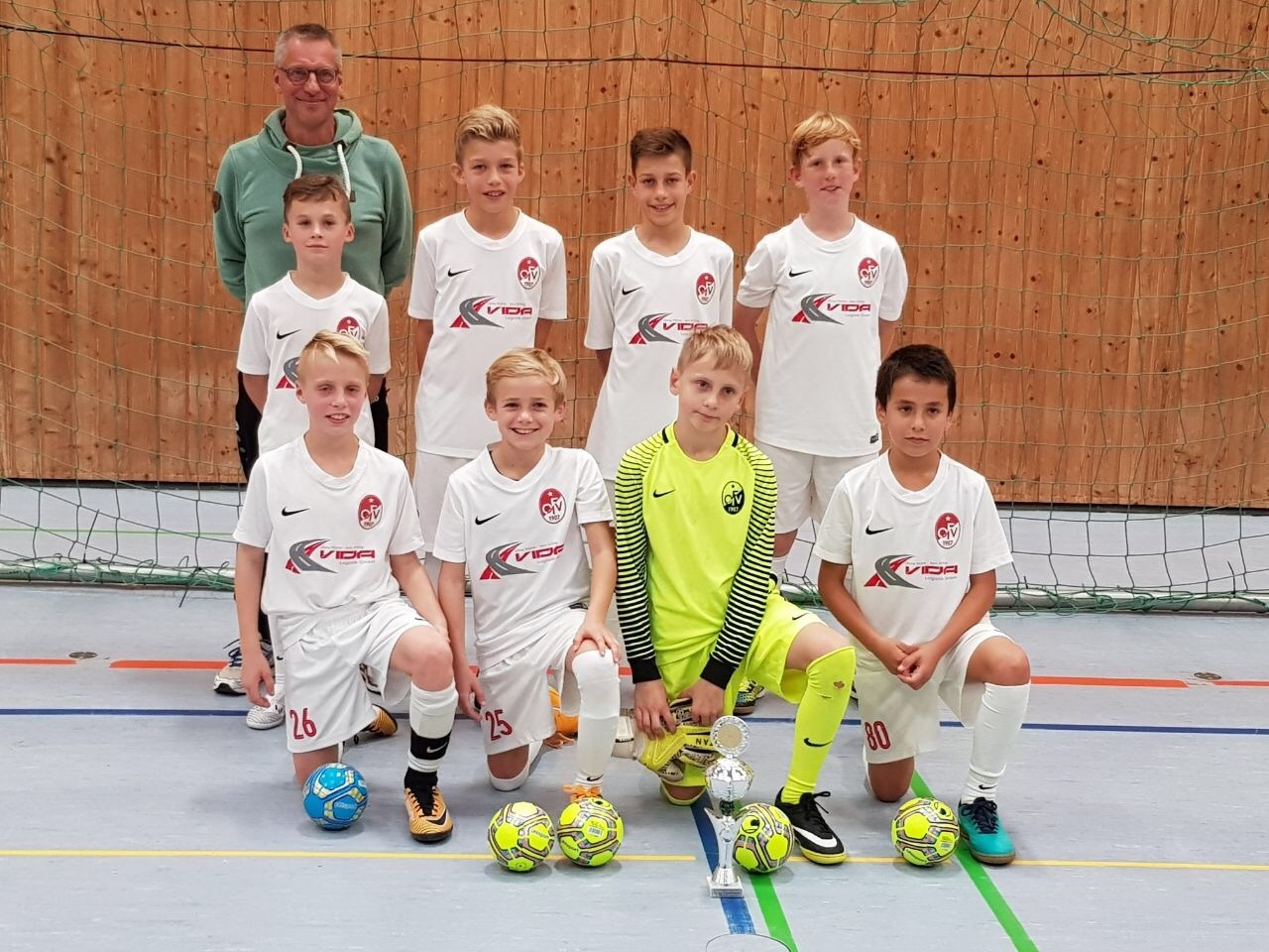 Hinten von links: Betreuer Armin Mittelstädt, Nick Müller, Lukas Bühler, Noel de Bois und Maximilian Kuolt, vorn von links: Moritz Fleck, Leon Schwendemann, Luca Volk und Tolga Isik