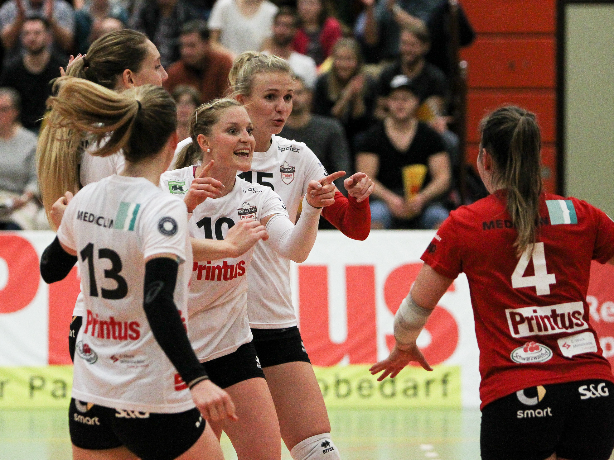Molly Lynn Karagyaurov (von links), Taylor Brisebois, Richarda Zorn und Nele Iwohn freuen sich über eine gelungene Aktion von Libera Viviane Hones – gemeinsam als Team will man am Mittwoch den Erstligisten im DVV-Pokal-Achtelfinale ärgern.