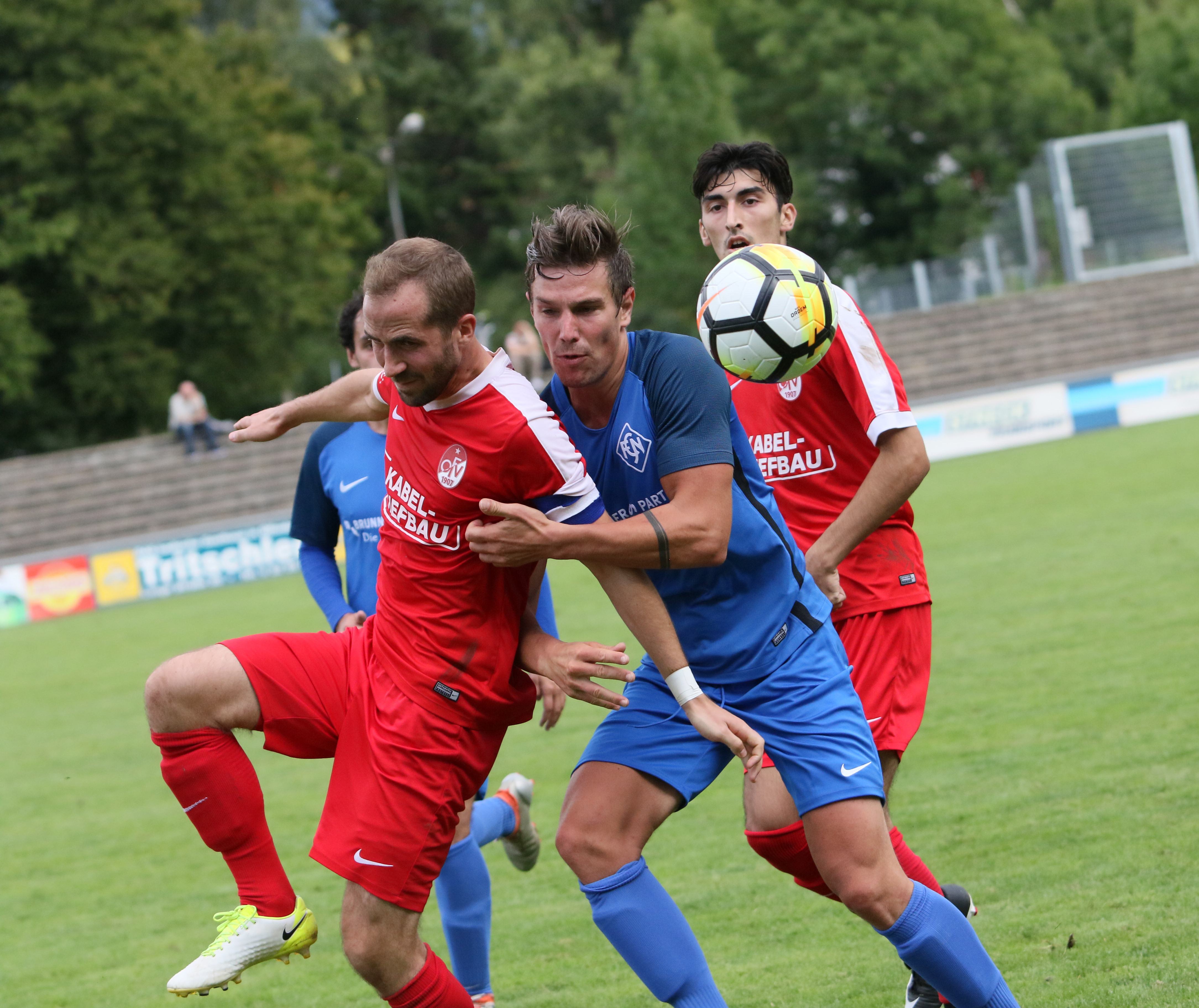 Der OFV (rotes Trikot) wehrte sich nach Kräften, konnte die Niederlage jedoch nicht verhindern.