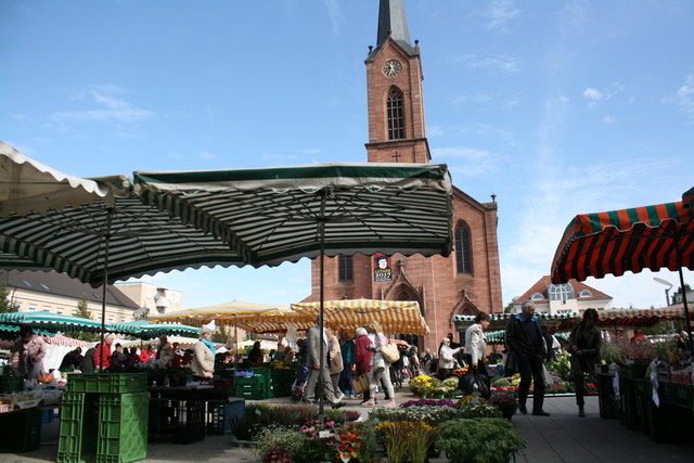 Zwei Mal in der Woche findet in Kehl an der Friedenskirche der Markt statt.