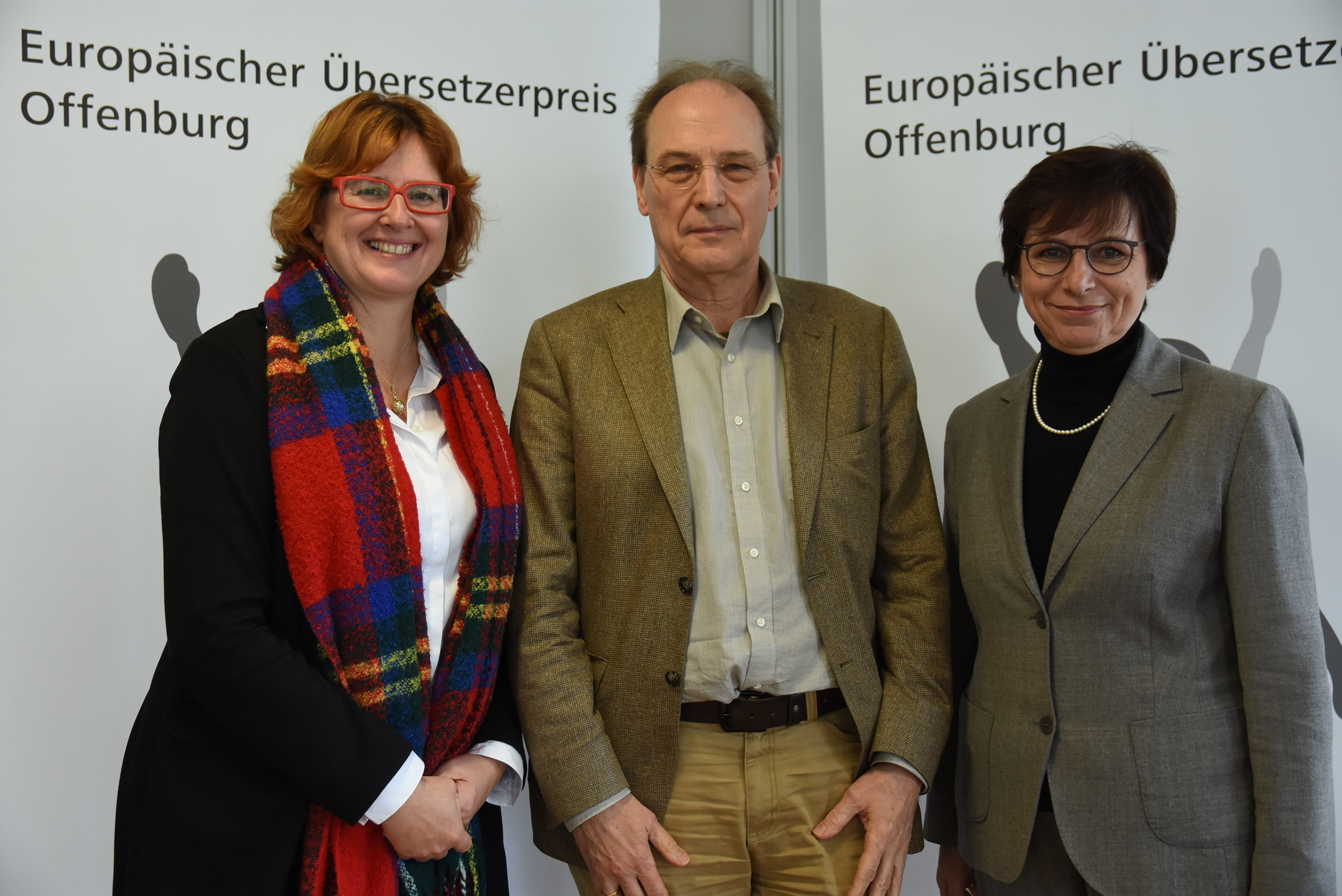 Michael Walter mit Oberbürgermeisterin Edith Schreiner, rechts, und Kulturchefin Carmen Lötsch