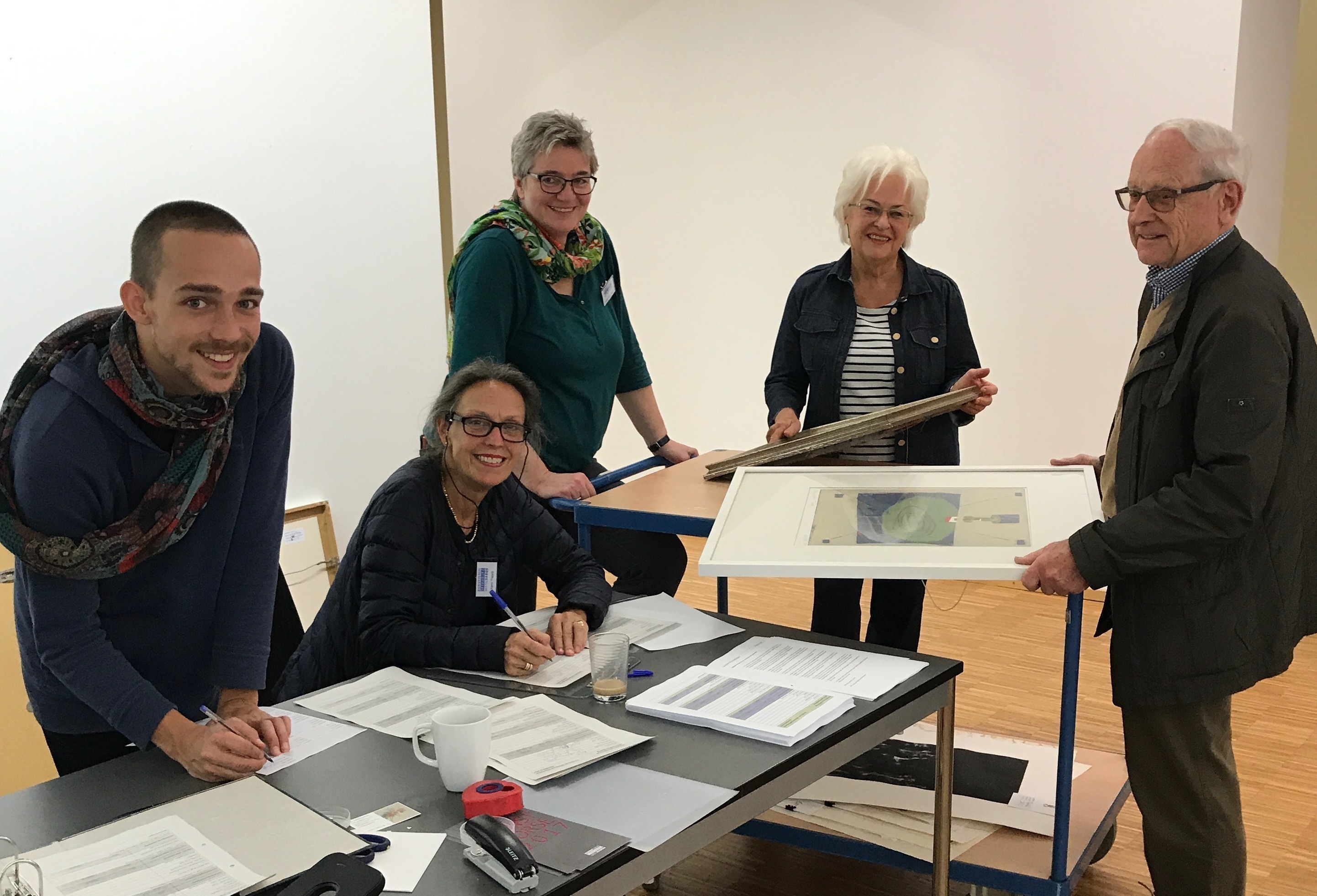 Dr. Susanne Ramm-Weber, Vorsitzende des künstlerischen Beirats, (Mitte) berät ein Ehepaar bei der Einschätzung ihrer Bilder, mit dabei ein Student der Kunstschule und Karin Treeck, Mitglied des Förderkreises.