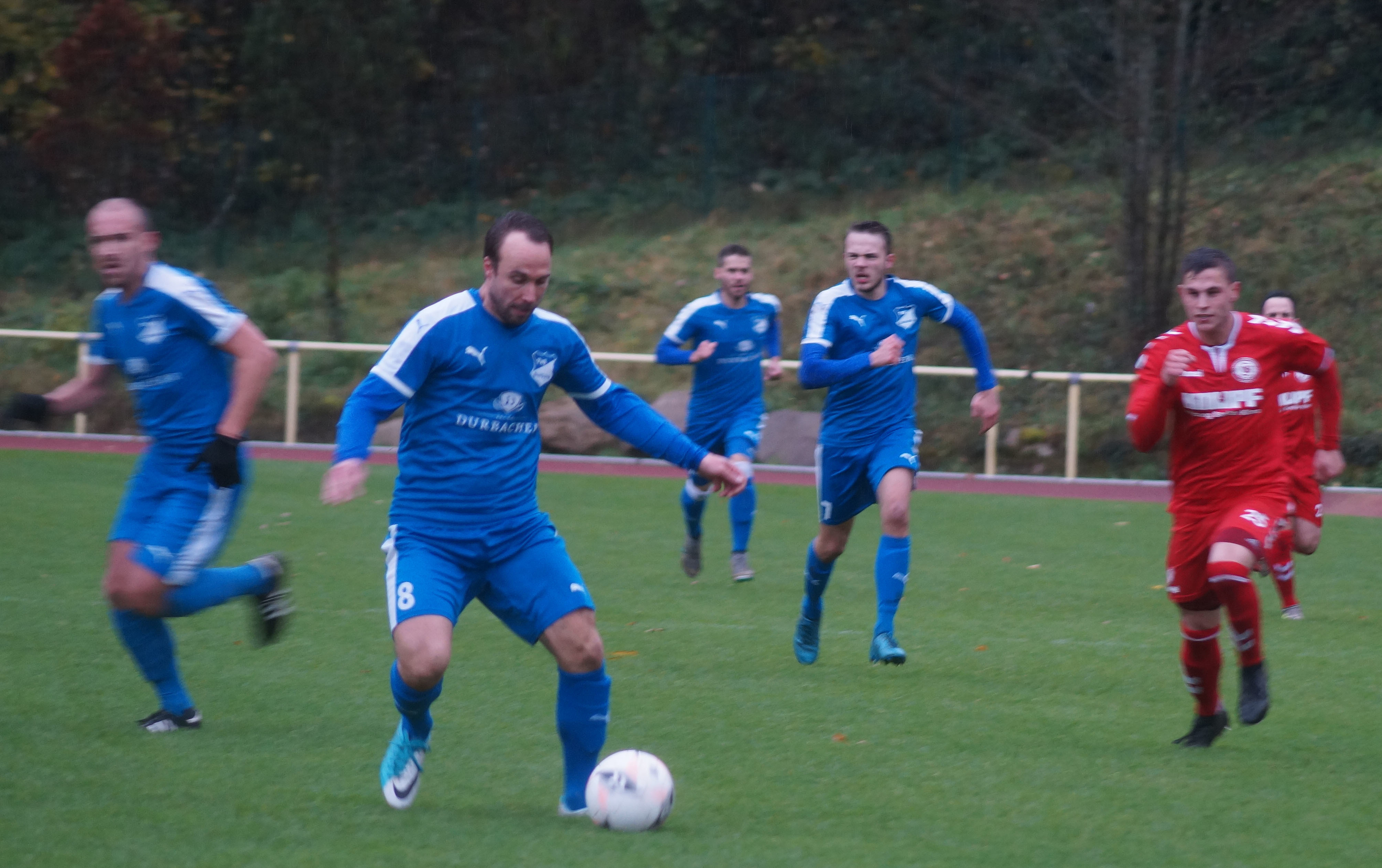 Der TuS Durbach (blaues Trikot) überraschte beim Auswärtsspiel in Bühlertal und gewann 2:1.