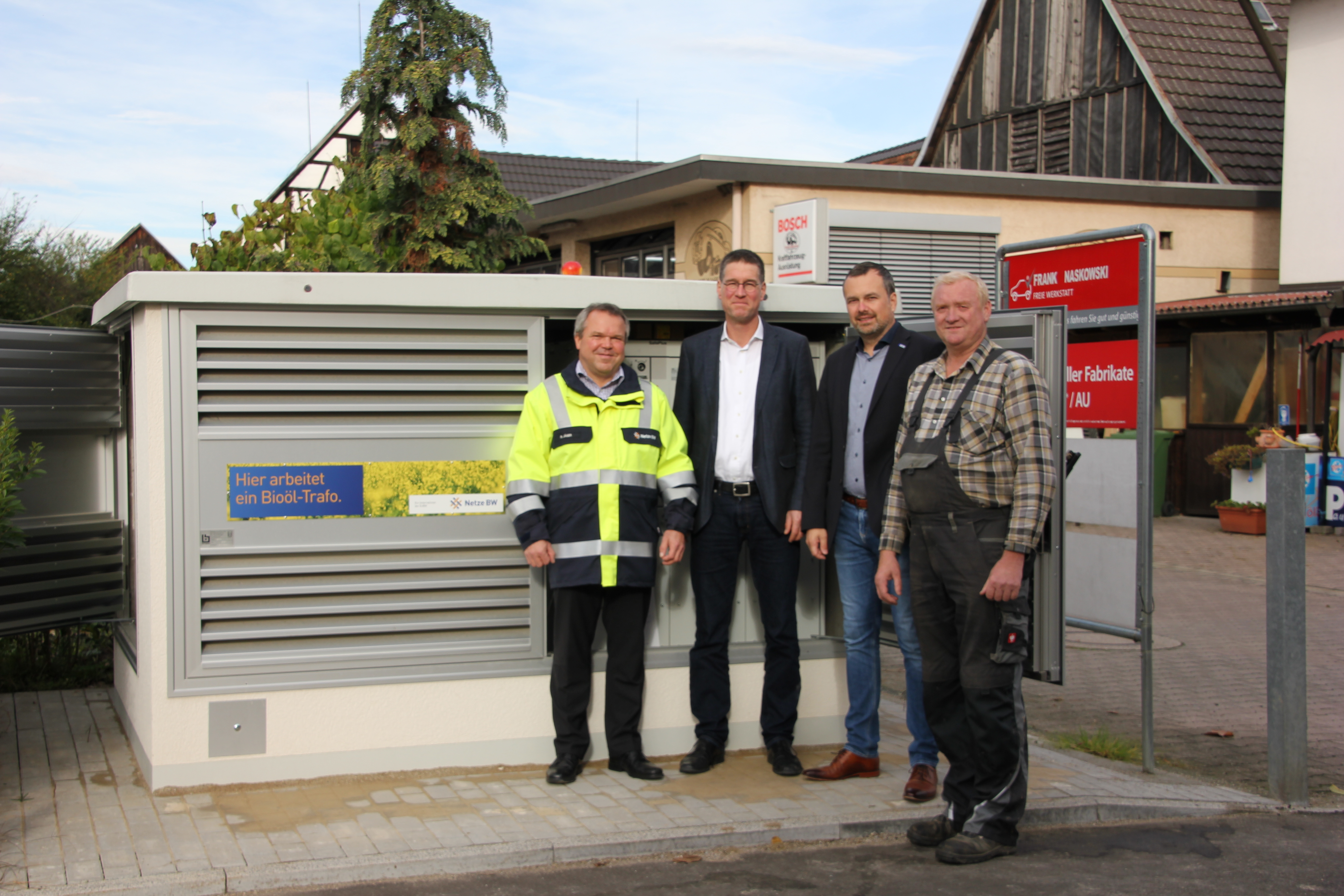 Vor dem neuen "Öko-Trafo" (v. l.): Der Leiter des Netzbetriebs Rheinhausen, Reinhard Jäger, Bürgermeister Jochen Paleit, Kommunalberater Daniel Kalt von der EnBW und Bernhard Santo