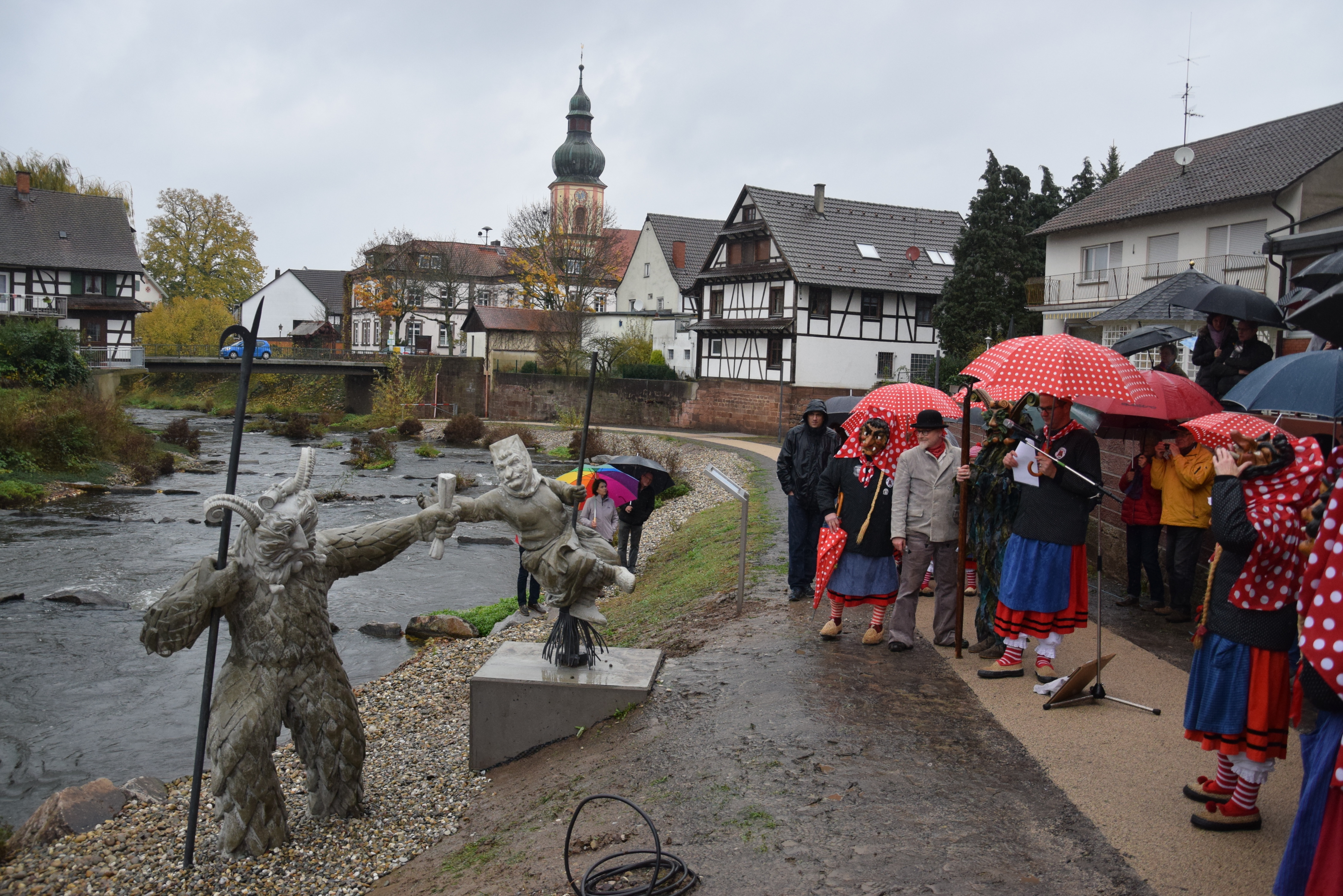 Am Samstag wurde das Narrendenkmal am Ufer der alten Kinzig in Willstätt eingeweiht.