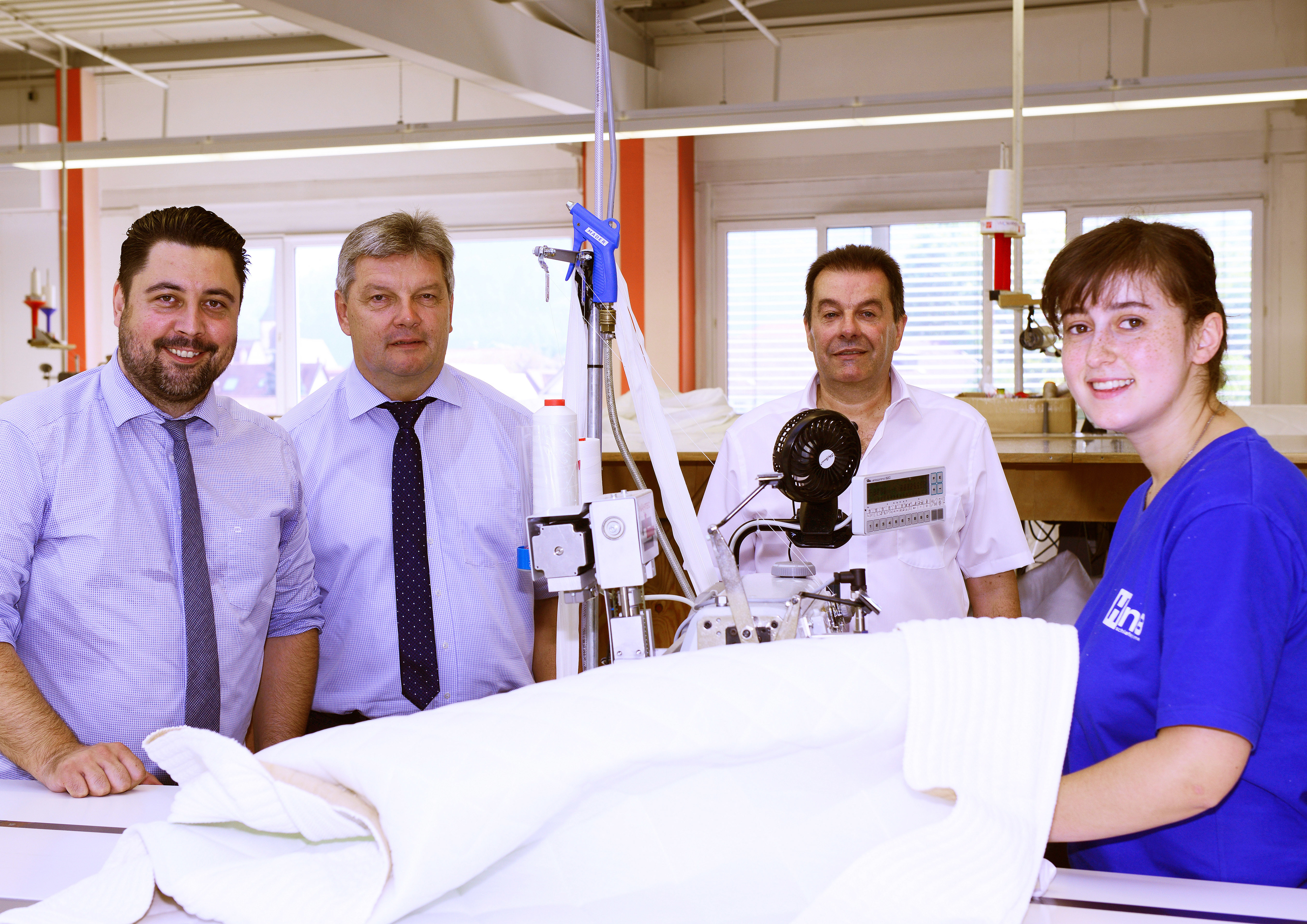 Bürgermeister Philipp Saar beim Unternehmensbesuch mit Geschäftsführer Frank Mildner, Werksleiter Hubertus Moog, Mitarbeiterin Christine Armbruster (v. l.).