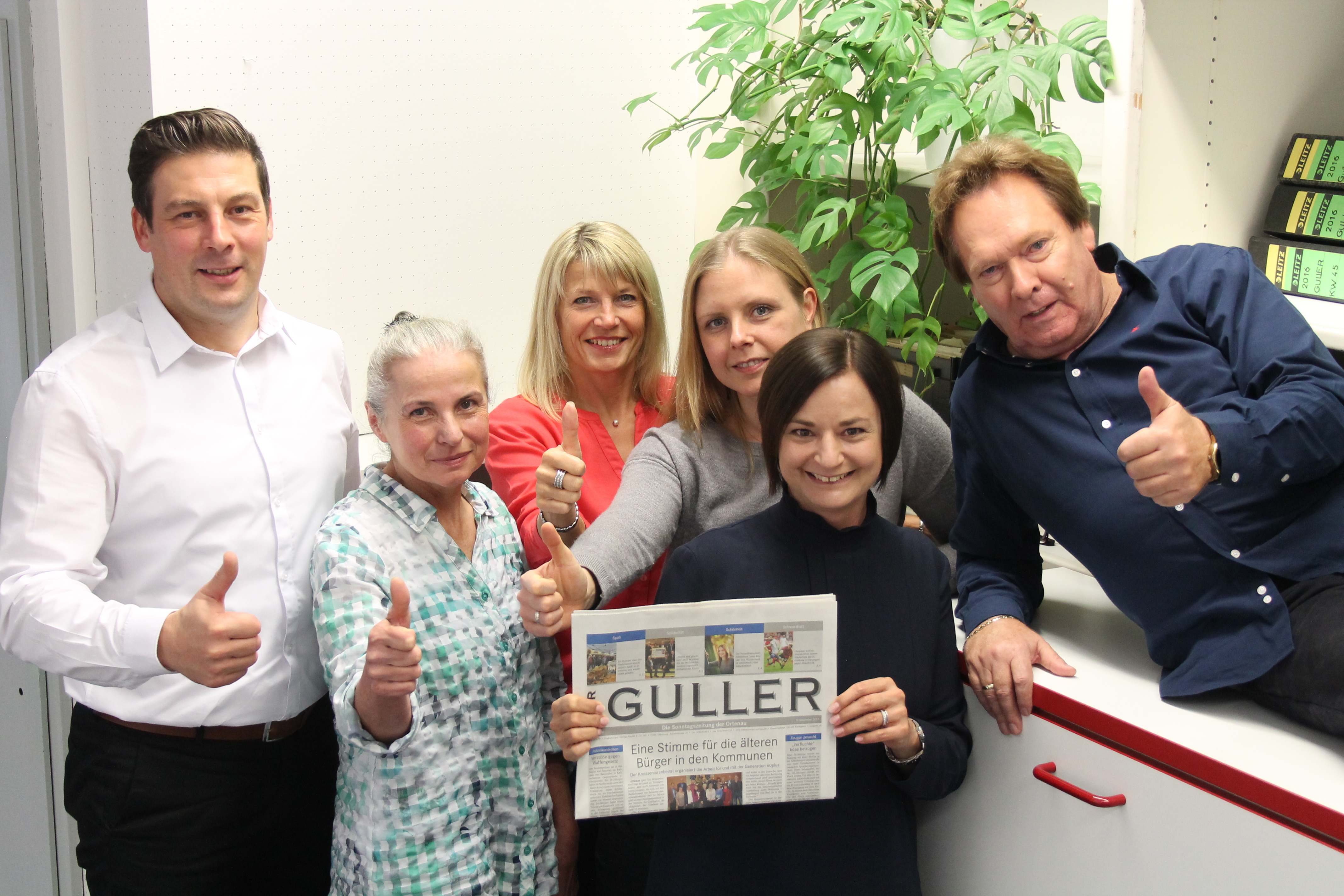 Zwei getrennte Abteilungen, aber eine tolle Gemeinschaft: Michael Leuthner (Leiter Verkaufsteam Süd), Brigitte Schmälzle (Verkauf), Doris Reuter (Verkauf) Laura Bosselmann (Redaktion Ausgabe Schwarzwald), Daniela Santo (Redaktion Ausgabe Lahr) sowie Fred Neye (Verkauf und immer bereit, die Redaktion als Fotograf zu unterstützen)