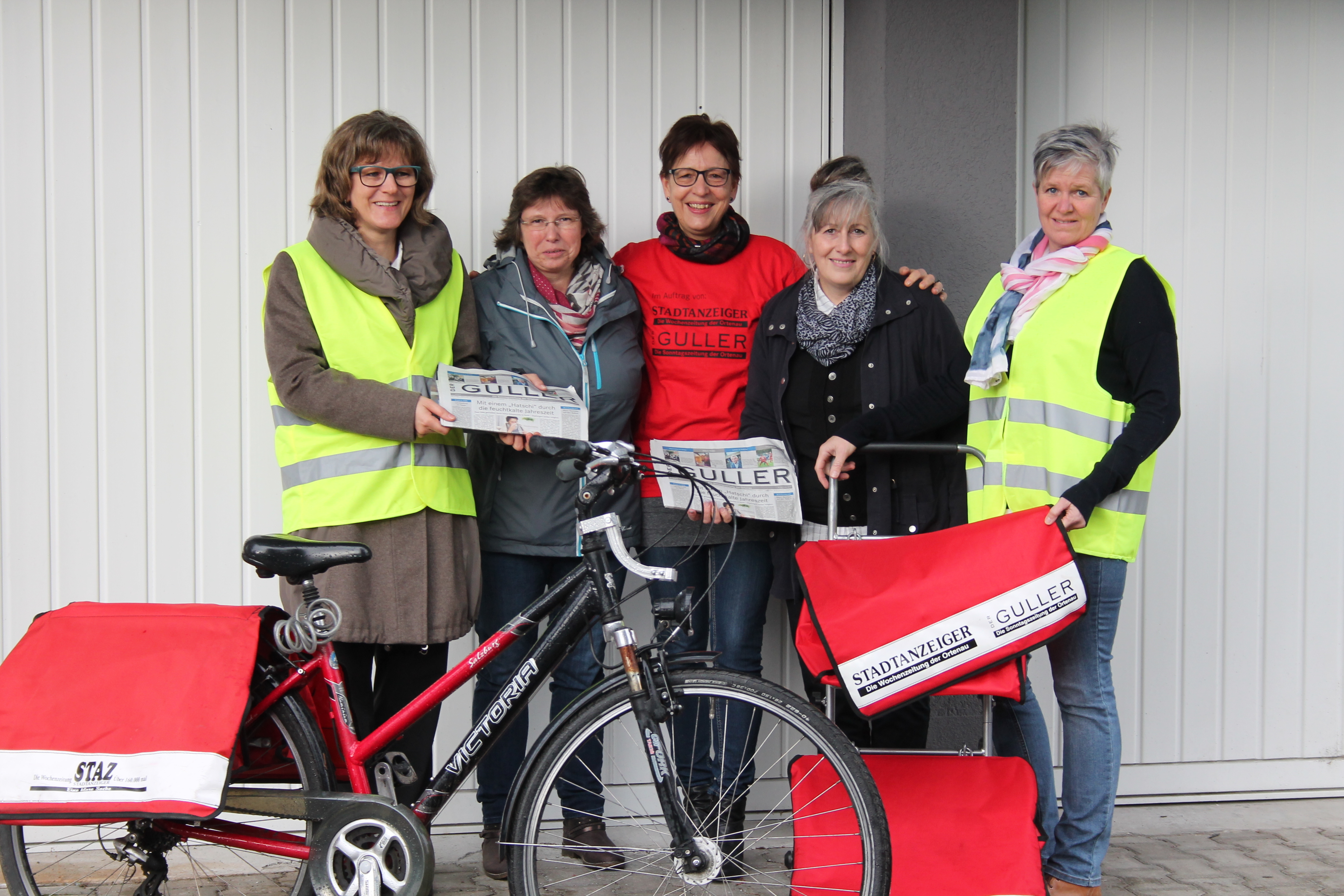 Den Guller jeden Sonntag weit über 186.000 Haushalten zuzustellen, das ist eine riesige Herausforderung für die Staz + Guller Vertriebs-GmbH. Andrea Korn (von links), Monika Huber, Ulrike Lienert, Edith Klenschewski und Leiterin Antje Dziersk stellen sich ihr und sorgen dafür, dass alles klappt.