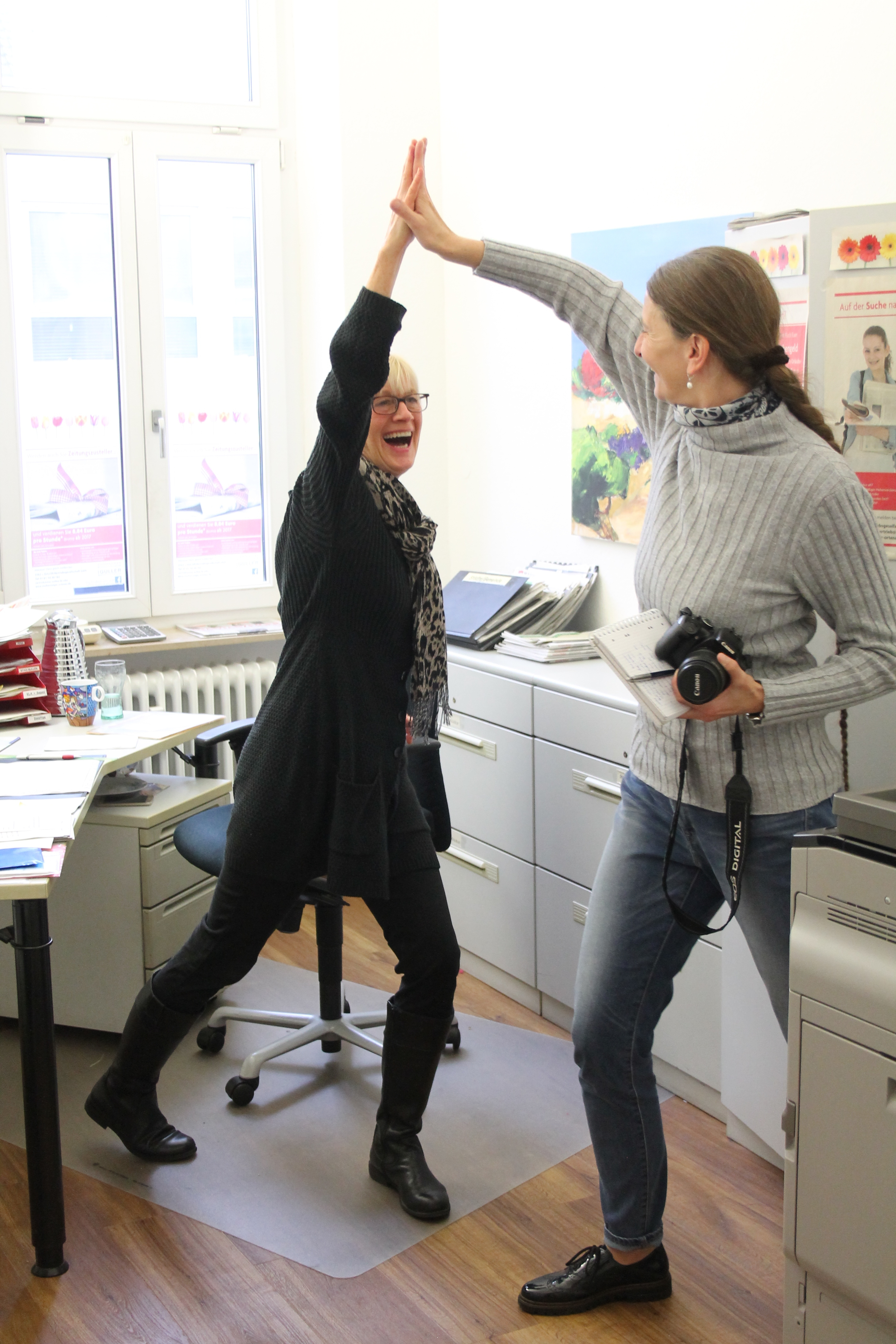 Wenn Christina Großheim als rasende Reporterin unterwegs ist, hält in der Geschäftsstelle Kehl Marianne Büchel aus der Verwaltung die Stellung, auch in der Redaktion. So toll die beiden zusammenarbeiten, an ihrem "give me five" müssen sie noch feilen. Sie tanzen hier nämlich nicht Pas de deux, sondern klatschen sich gerade ab. Auf der anderen Seite: Wer vermisst bei so viel herzerfrischender Kollegialität schon Coolness!
