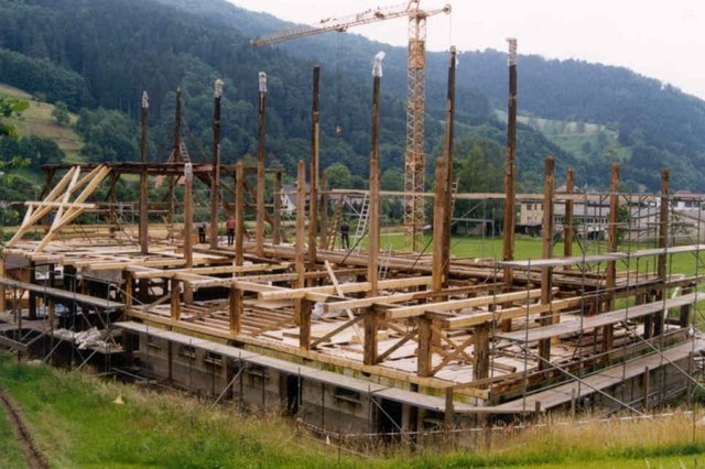 Wiederaufbau des Holztragewerks auf dem Geländes des Freilichtmuseums Vogtsbauernhof. | Foto: Ulrich Schnitzer