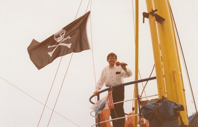 Frank Leonhardt auf hoher See im Ausguck mit Piratenflagge | Foto: Foto: arts