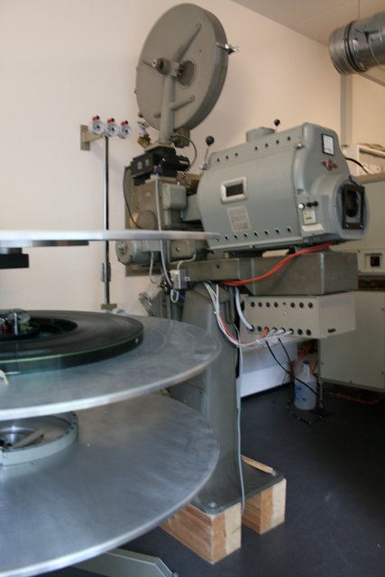 Bis 2013 leistet der analoge Filmprojektor im Haslacher Kino seine Dienste – jetzt läuft alles über eine digitale Projektion.  | Foto: bos