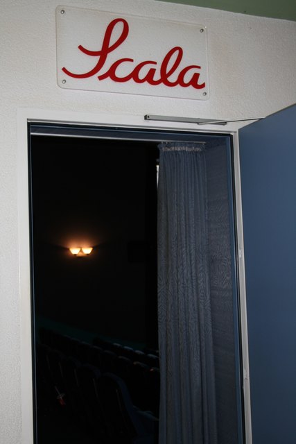 Wenn man das Kinogebäude betritt, ist der Eingang in den Kinosaal "Scala" klar auszumachen. | Foto: bos