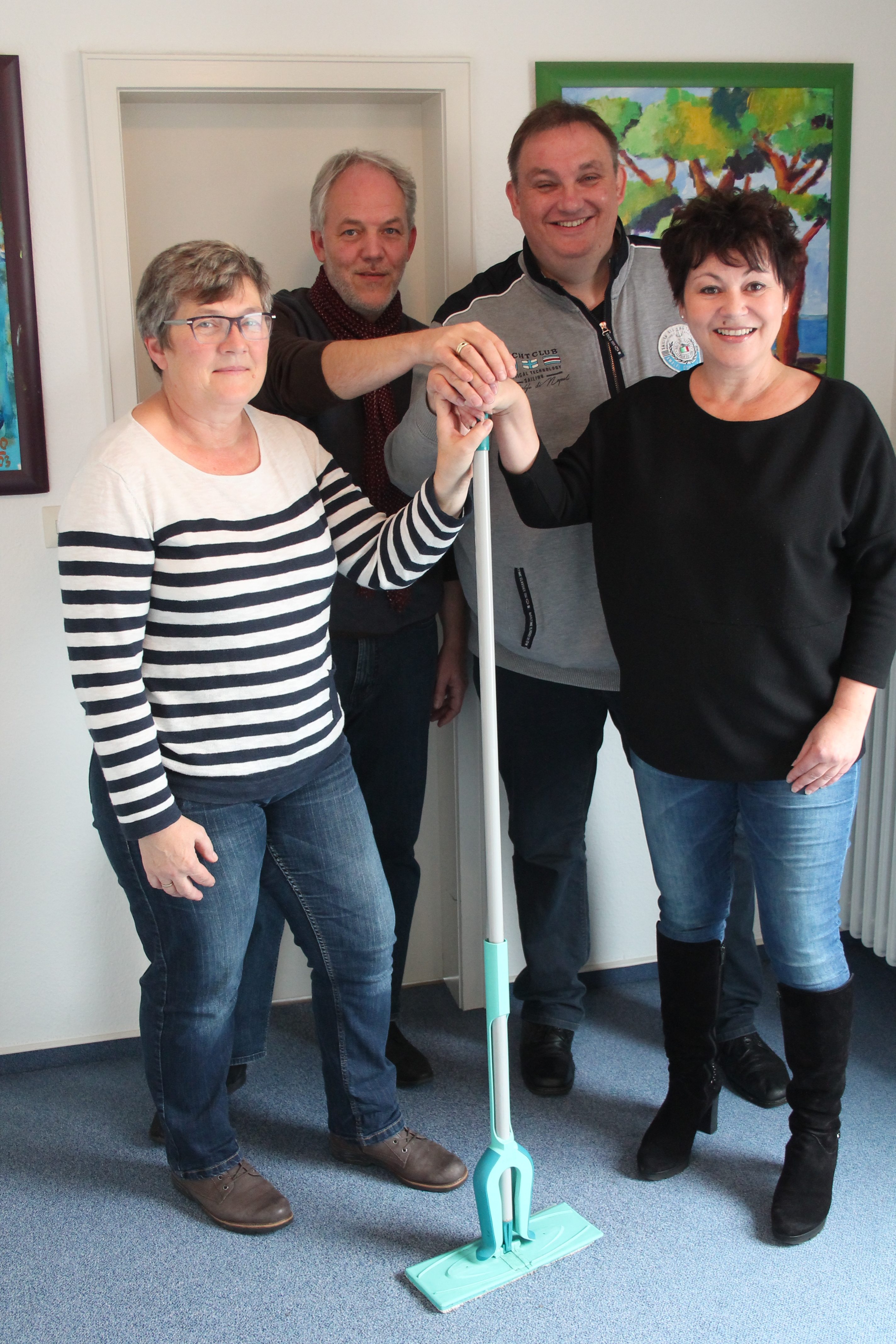 Sauberkeit und Ordnung: Chefredakteurin Anne-Marie Glaser (r.), Stellvertreter Rembert Graf Kerssenbrock (2. v. l.) und Daniel Hengst, zuständig für die Ausgabe Achern/Oberkirch, stehen für sauberen Journalismus. Johanna Pawletta (l.) sorgt in der Offenburger Geschäftsstelle für Ordnung in allen Räumen.