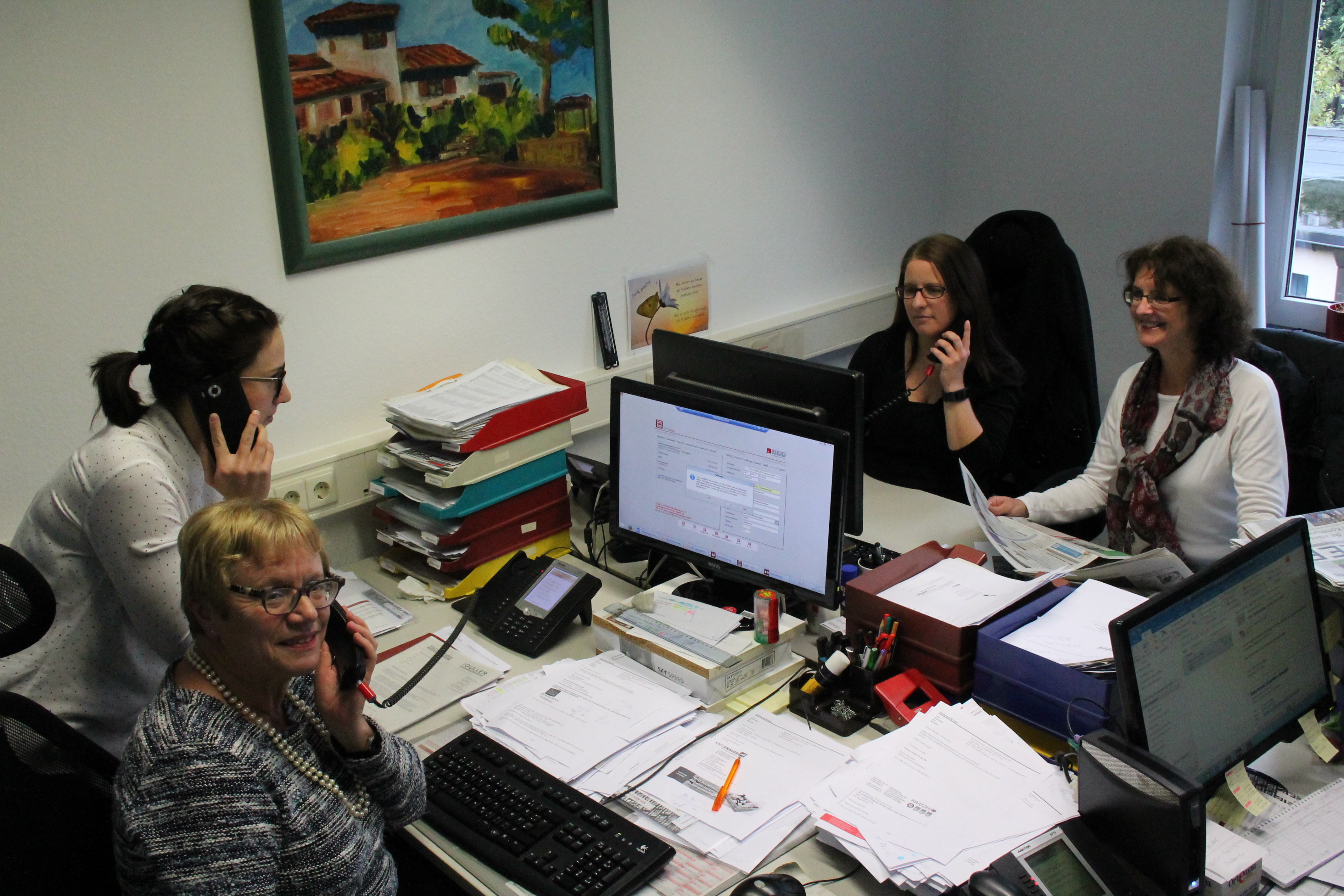 Immer mächtig was los ist in der Abteilung von Jennifer Nawrath (v. l.), Edeltraud Bruder, Melanie Litke und Dagmar Basler. Den ganzen Tag klingeln die Telefone, kommen Mails an und, und, und. Stellen- und Immobilienanzeigen haben eben Hochkonjunktur. Doch die vier Damen haben alles bestens im Griff und lassen sich auch von Fotografen nicht von der Arbeit abhalten.