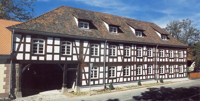 Im Jahr 1997 war die Außenfassade bereits fertig. Ihre Enthüllung wurde mit einem Fest gefeiert, denn sie war zuvor über ein Jahr lang hinter einer Plane versteckt gewesen. Das schöne Fachwerk des ältesten Gebäude der Ortschaft Kork ist seitdem wieder sichtbar. Die Innensanierung ging weiter. | Foto: Diakonie Kork