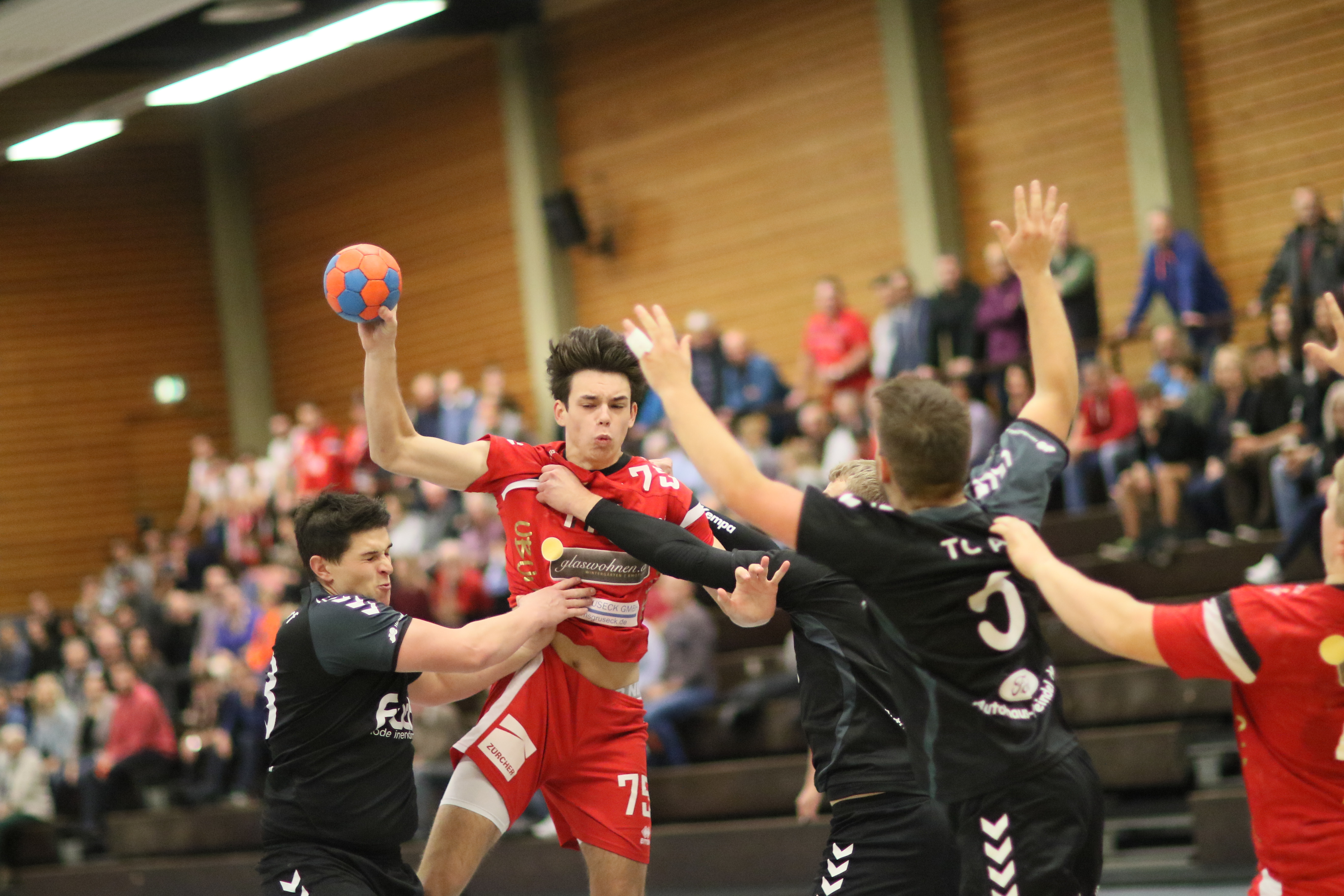 Der HTV Meißenheim (rotes Trikot) gewann nach fünf Niederlagen gegen die TG Altdorf mit 32:26.