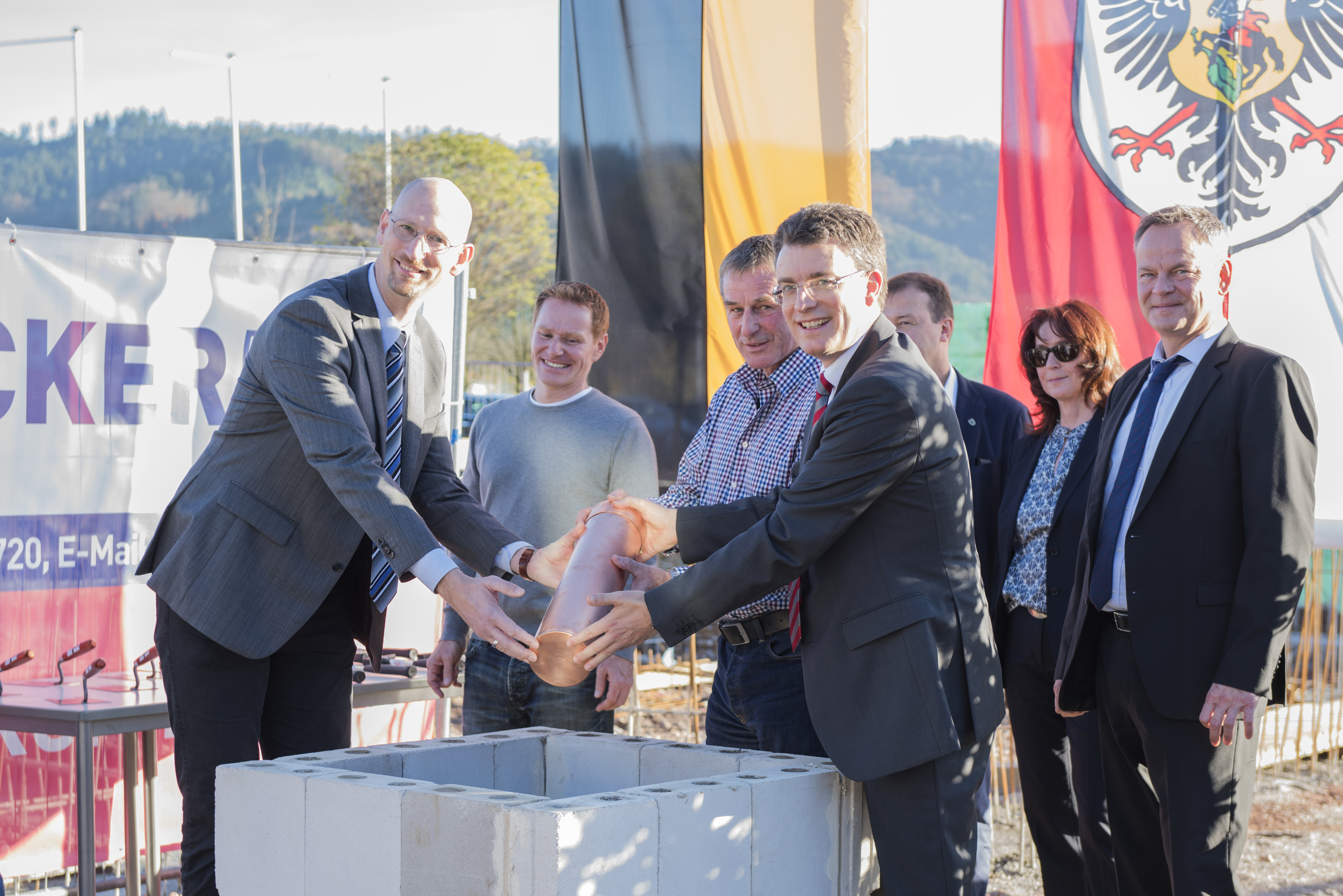 Schulleiter Stefan Feld und Uwe Göpper sowie Bürgermeister Thorsten Erny (v.l.) bei der Grundsteinlegung
