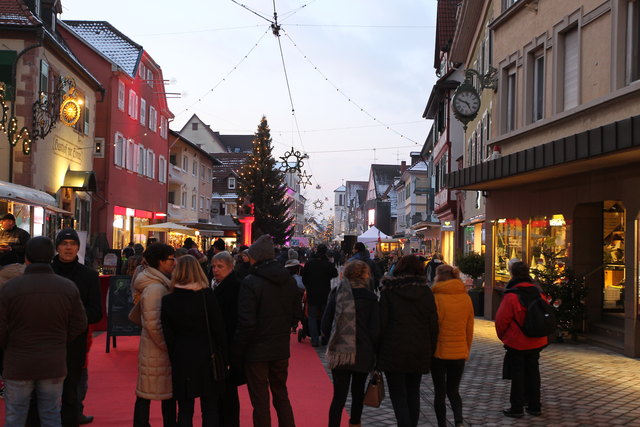 Den ganzen Tag über zog es die Besucher in die neu gestaltete Innenstadt, dort gab es zur Eröffnung verschiedene Aktionen. | Foto: Daniel Hengst