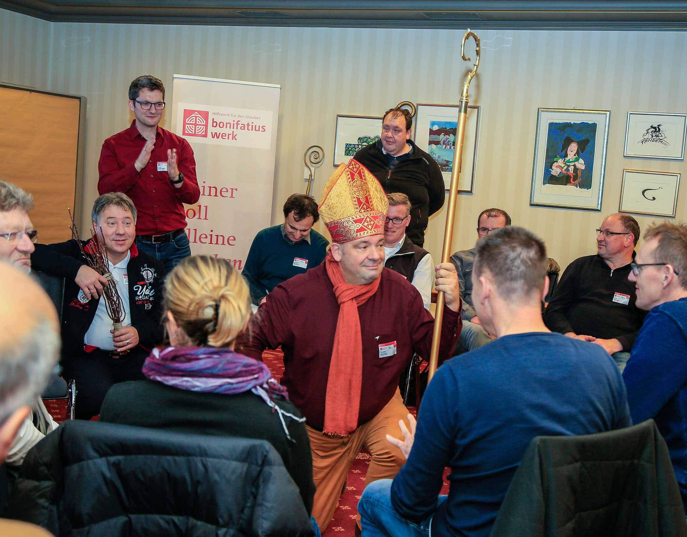 30 Nikolausdarsteller aus ganz Baden-Württemberg erweiterten ihr Wissen beim Workshop im Europa-Park.